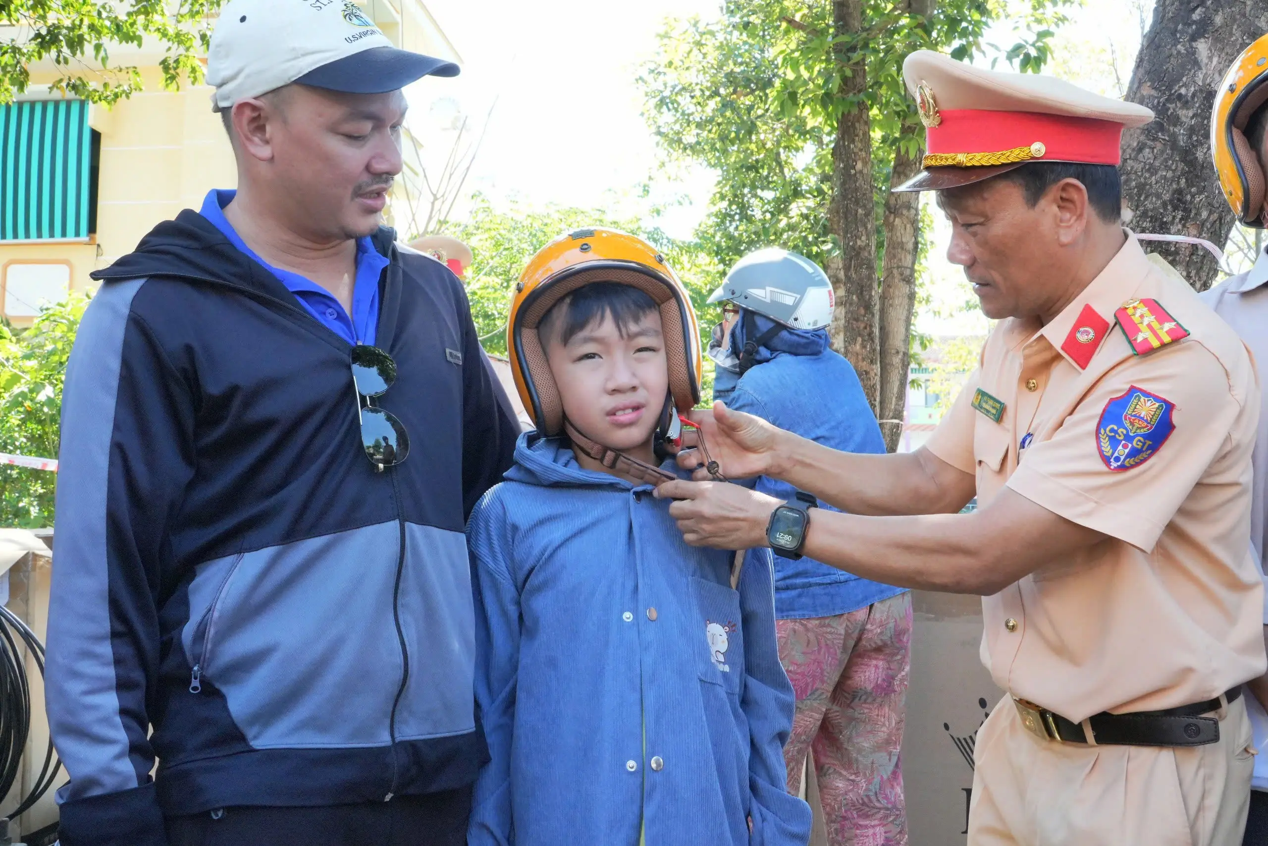 Tập đoàn Quốc tế Á Châu trao tặng 2.000 mũ bảo hiểm đạt chuẩn cho người dân Quảng Ngãi, lan tỏa văn hóa giao thông an toàn 17 Tập đoàn Quốc tế Á Châu trao tặng 2.000 mũ bảo hiểm đạt chuẩn cho người dân Quảng Ngãi, lan tỏa văn hóa giao thông an toàn