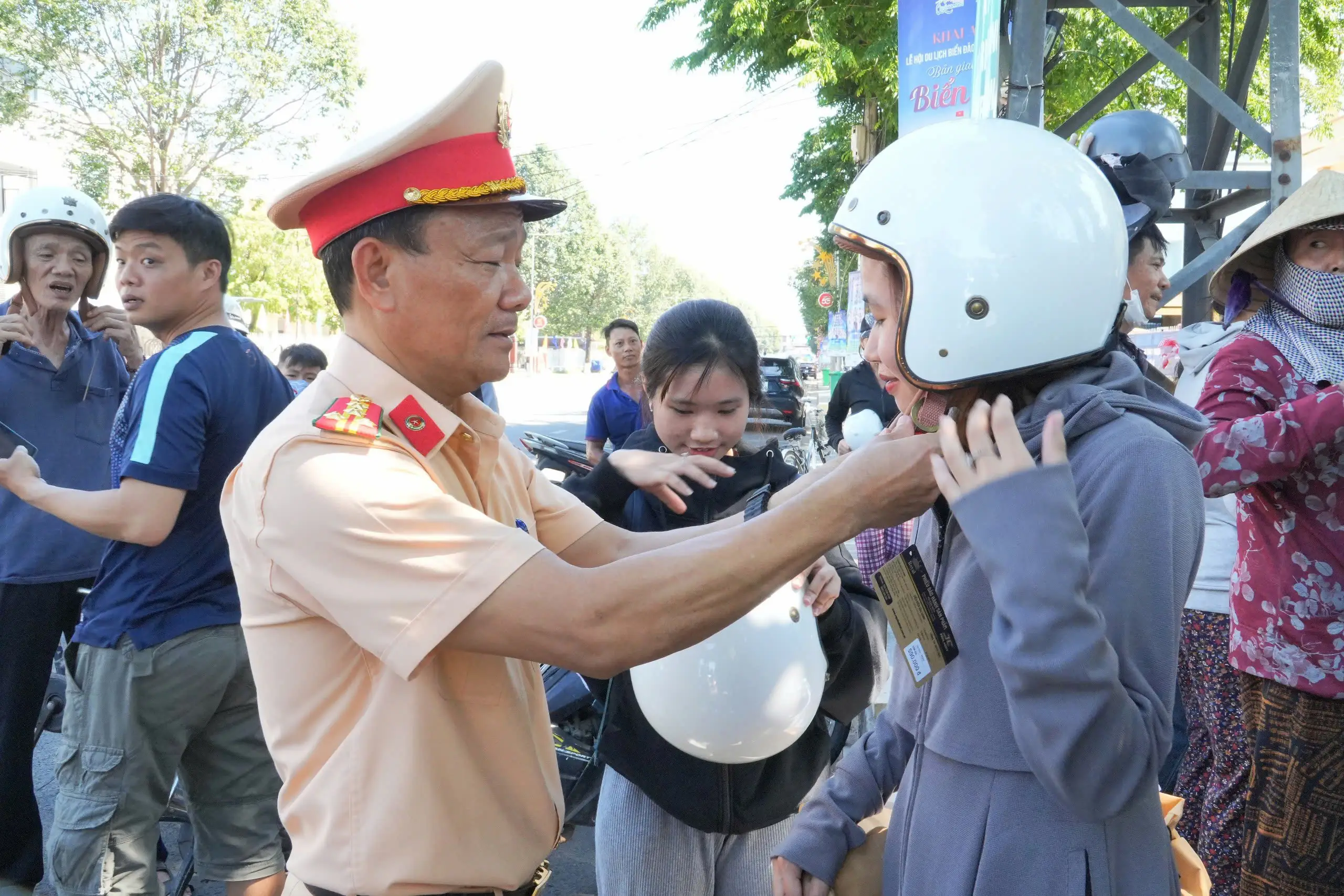 Tập đoàn Quốc tế Á Châu trao tặng 2.000 mũ bảo hiểm đạt chuẩn cho người dân Quảng Ngãi, lan tỏa văn hóa giao thông an toàn 3 Trao tận tay người dân những chiếc mũ bảo hiểm đạt chuẩn