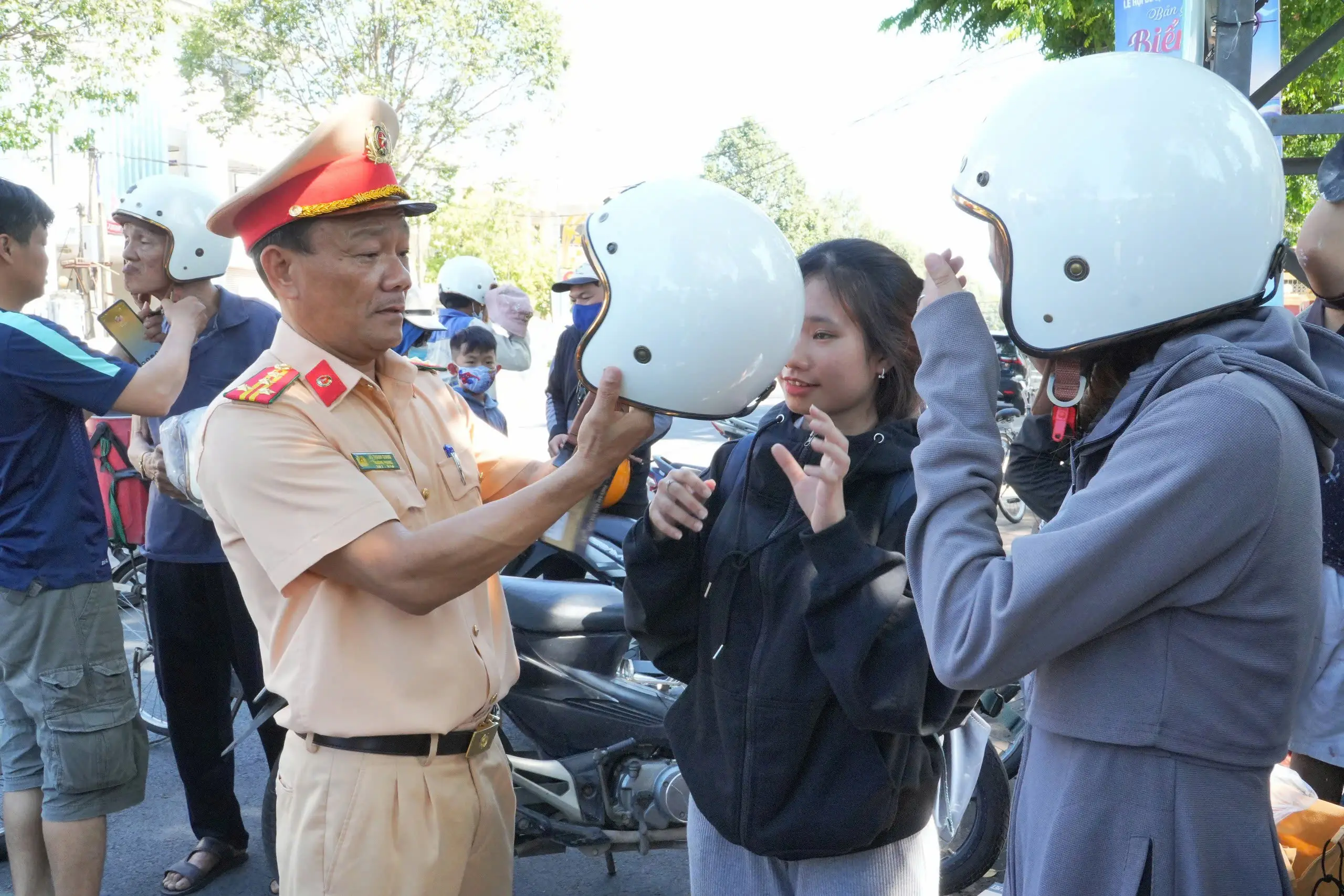 Tập đoàn Quốc tế Á Châu trao tặng 2.000 mũ bảo hiểm đạt chuẩn cho người dân Quảng Ngãi, lan tỏa văn hóa giao thông an toàn 14 Tập đoàn Quốc tế Á Châu trao tặng 2.000 mũ bảo hiểm đạt chuẩn cho người dân Quảng Ngãi, lan tỏa văn hóa giao thông an toàn