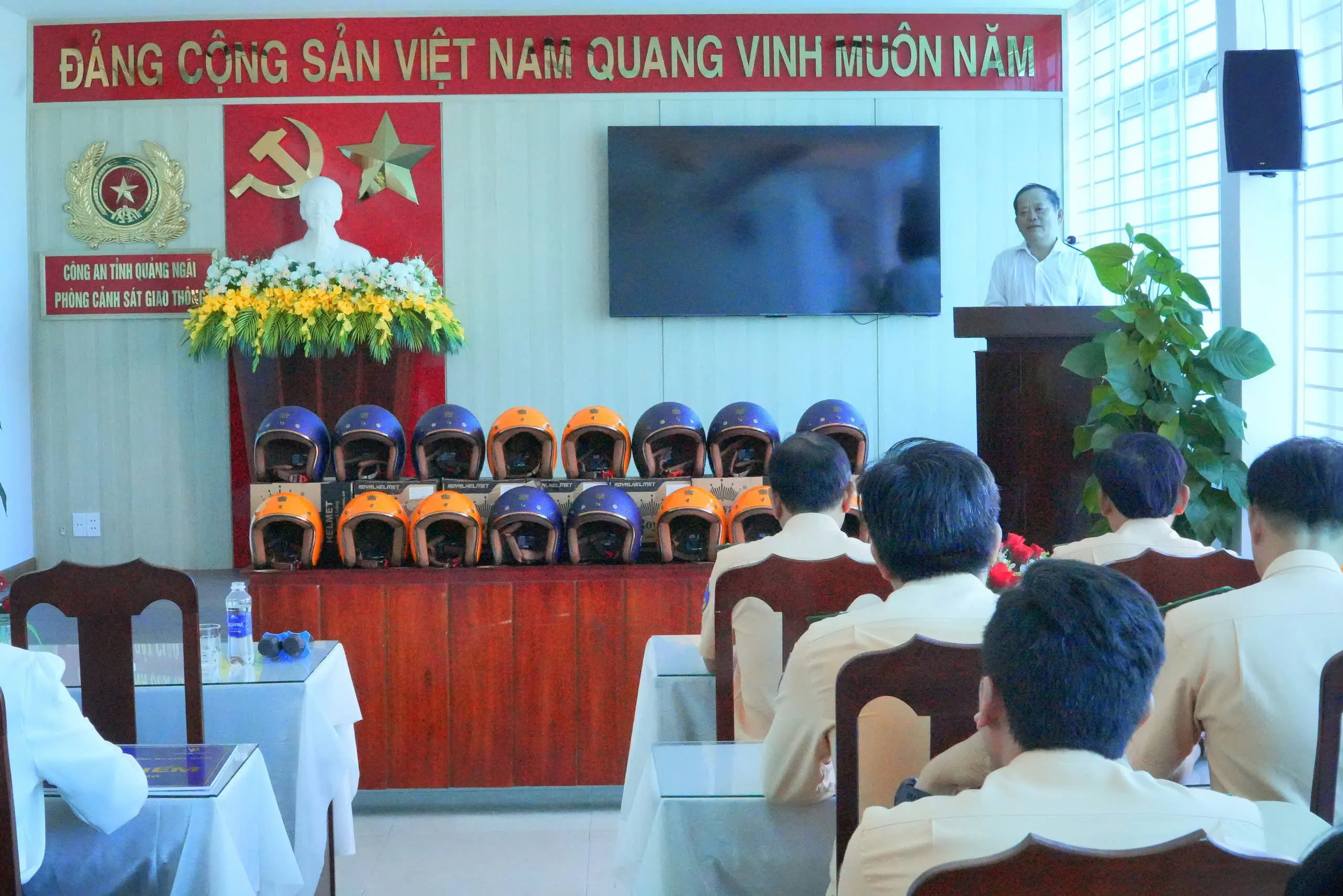 Tập đoàn Quốc tế Á Châu trao tặng 2.000 mũ bảo hiểm đạt chuẩn cho người dân Quảng Ngãi, lan tỏa văn hóa giao thông an toàn 12 Tập đoàn Quốc tế Á Châu trao tặng 2.000 mũ bảo hiểm đạt chuẩn cho người dân Quảng Ngãi, lan tỏa văn hóa giao thông an toàn