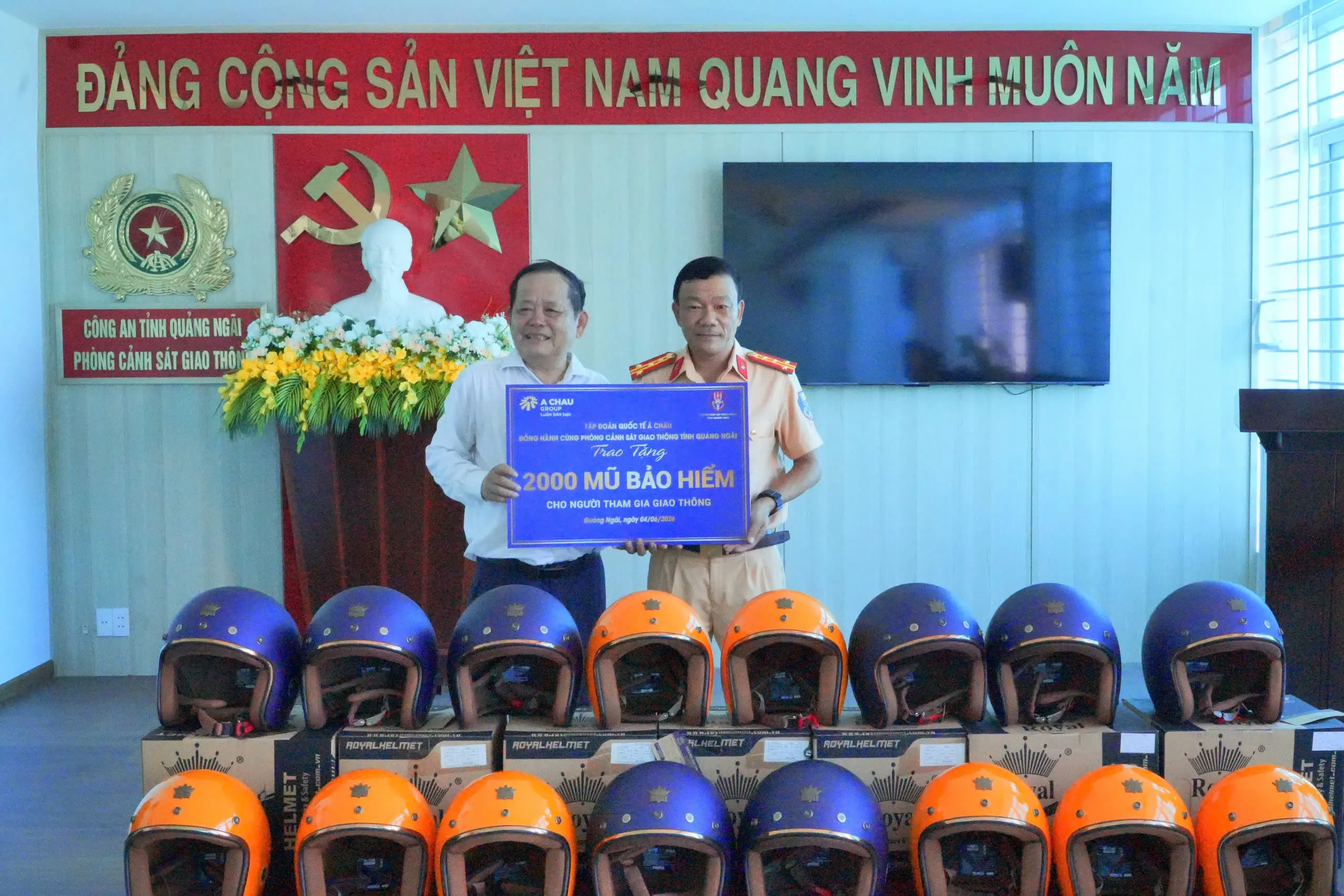 Tập đoàn Quốc tế Á Châu trao tặng 2.000 mũ bảo hiểm đạt chuẩn cho người dân Quảng Ngãi, lan tỏa văn hóa giao thông an toàn 4 Doanh nghiệp đồng hành cùng trách nhiệm xã hội