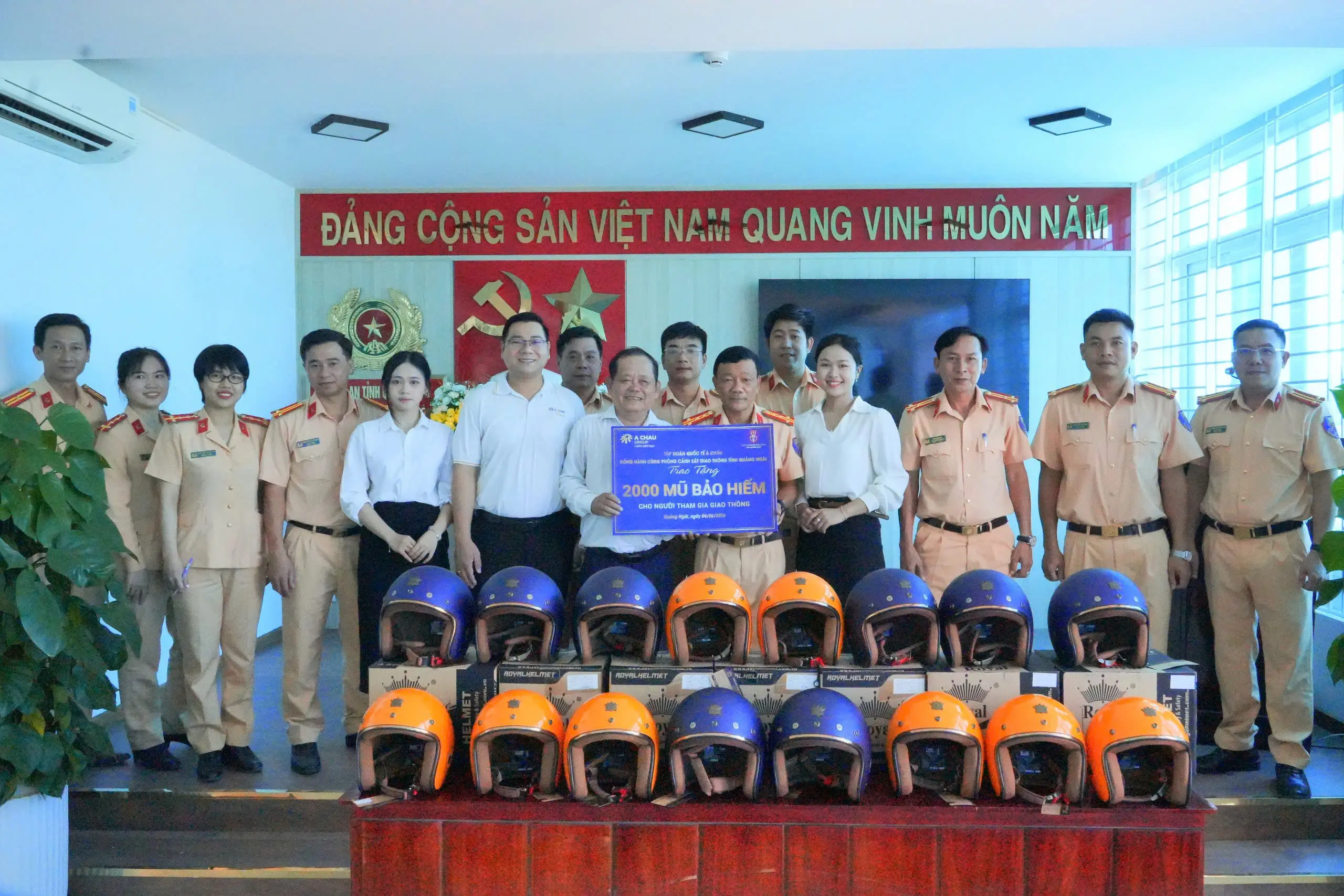 Tập đoàn Quốc tế Á Châu trao tặng 2.000 mũ bảo hiểm đạt chuẩn cho người dân Quảng Ngãi, lan tỏa văn hóa giao thông an toàn 1 Tập đoàn quốc tế Á Châu trao tặng 2000 nón bảo hiểm đạt chuẩn cho TP, Quãng Ngãi
