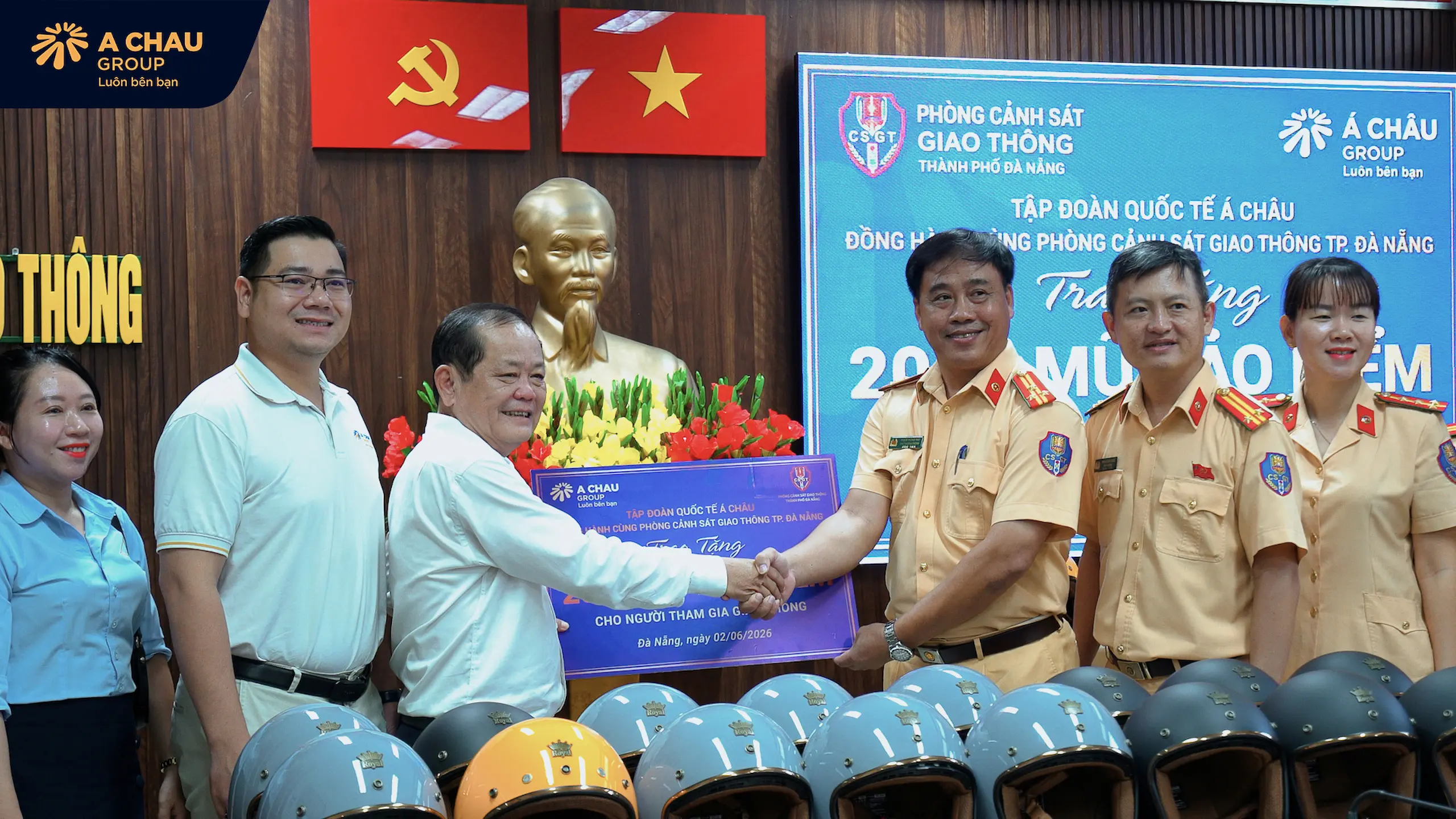 Á Châu Group đồng hành cùng csgt Đà Nẵng trao tặng 2.000 mũ bảo hiểm đạt chuẩn, lan tỏa văn hóa giao thông an toàn