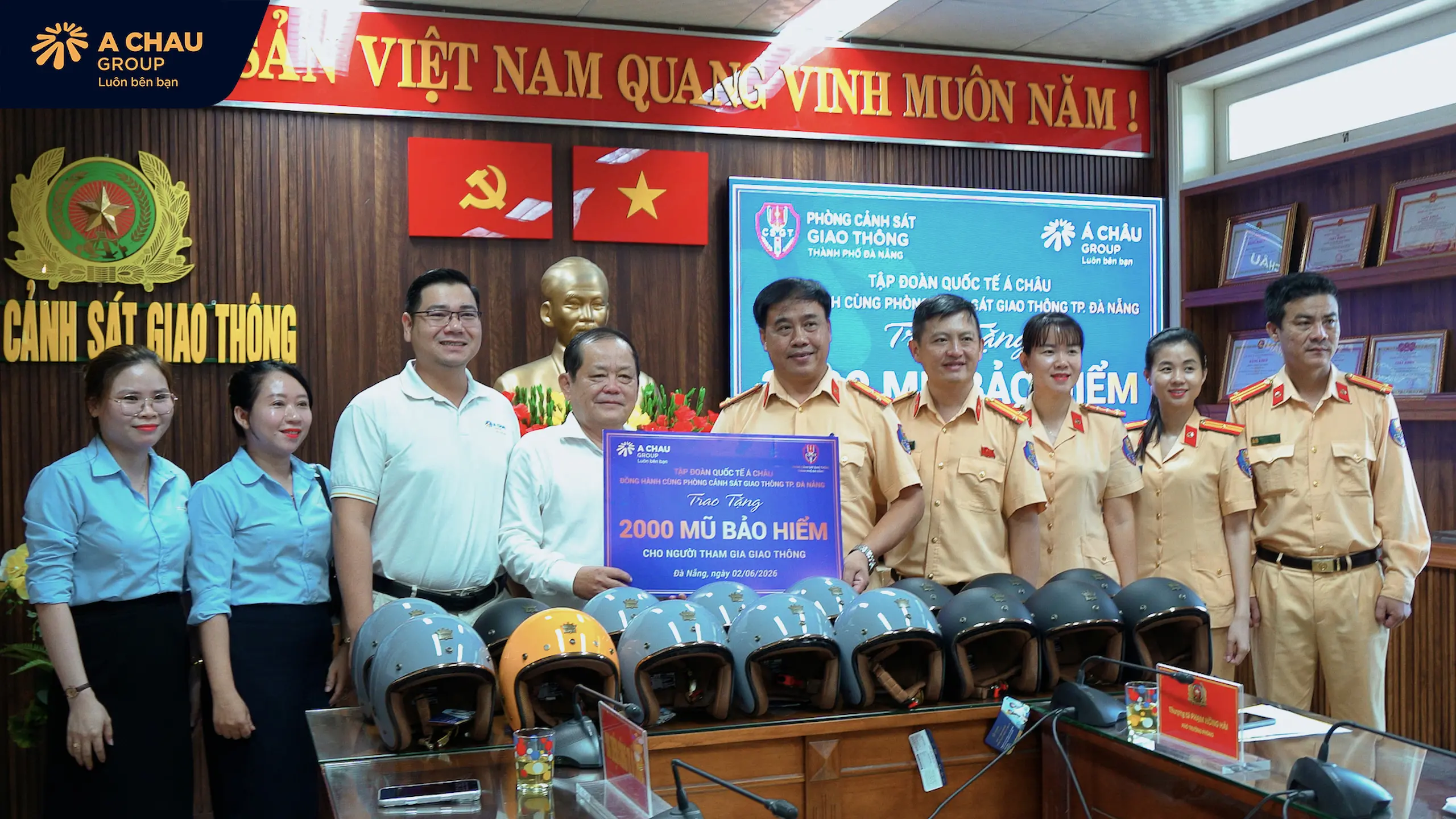 Á CHâu Group trao tặng 2000 nón bảo hiểm cho CSGT Đà Nắng