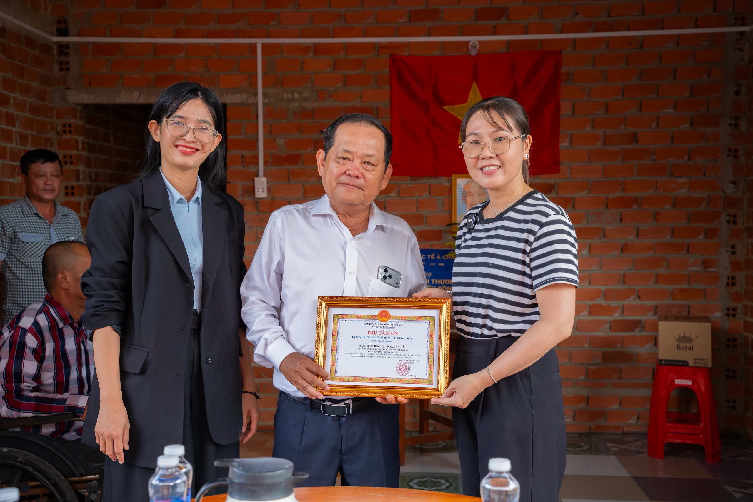 TẬP ĐOÀN QUỐC TẾ Á CHÂU BÀN GIAO 02 CĂN NHÀ TÌNH THƯƠNG, LAN TỎA GIÁ TRỊ NHÂN VĂN VÌ CỘNG ĐỒNG