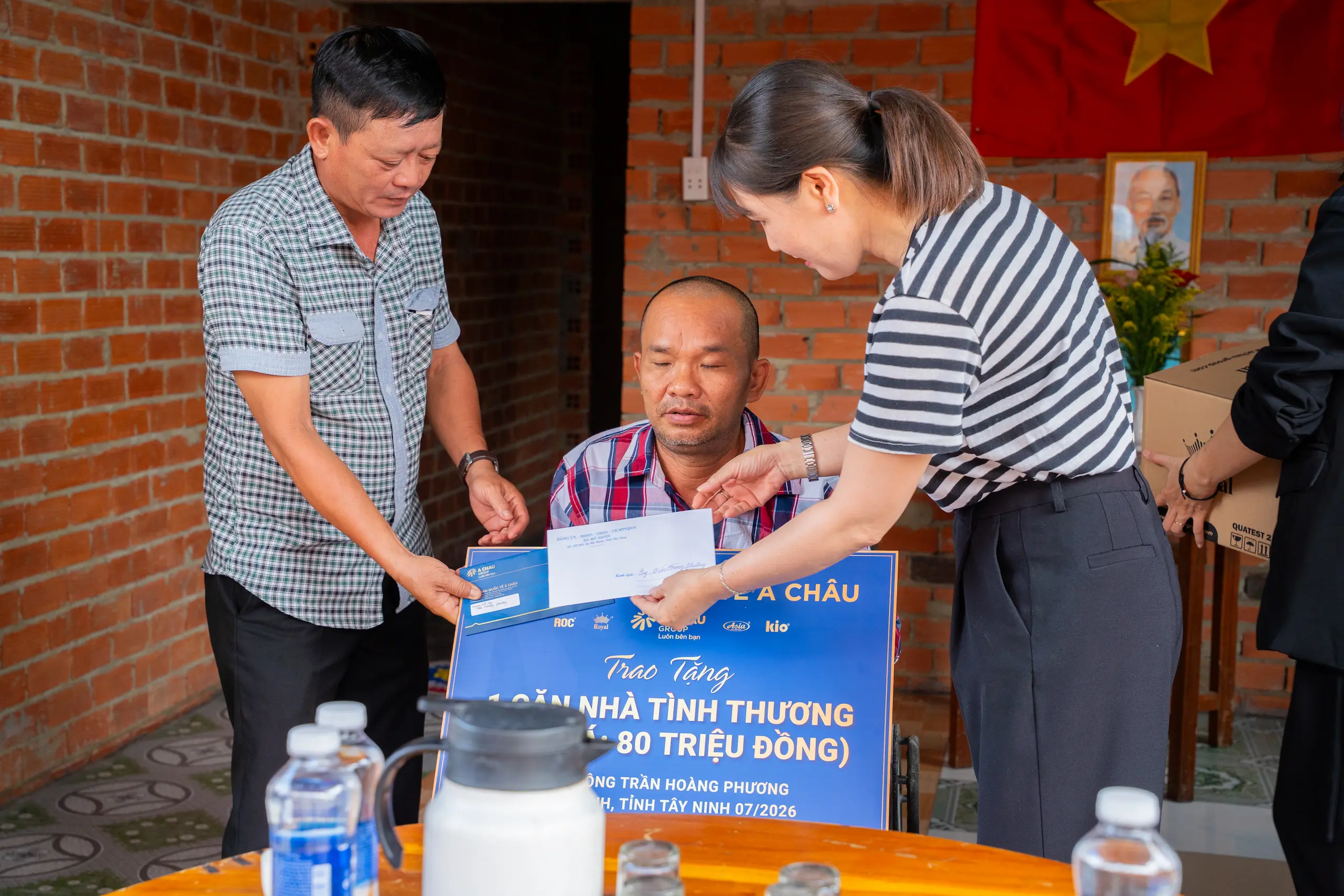 TẬP ĐOÀN QUỐC TẾ Á CHÂU BÀN GIAO 02 CĂN NHÀ TÌNH THƯƠNG, LAN TỎA GIÁ TRỊ NHÂN VĂN VÌ CỘNG ĐỒNG