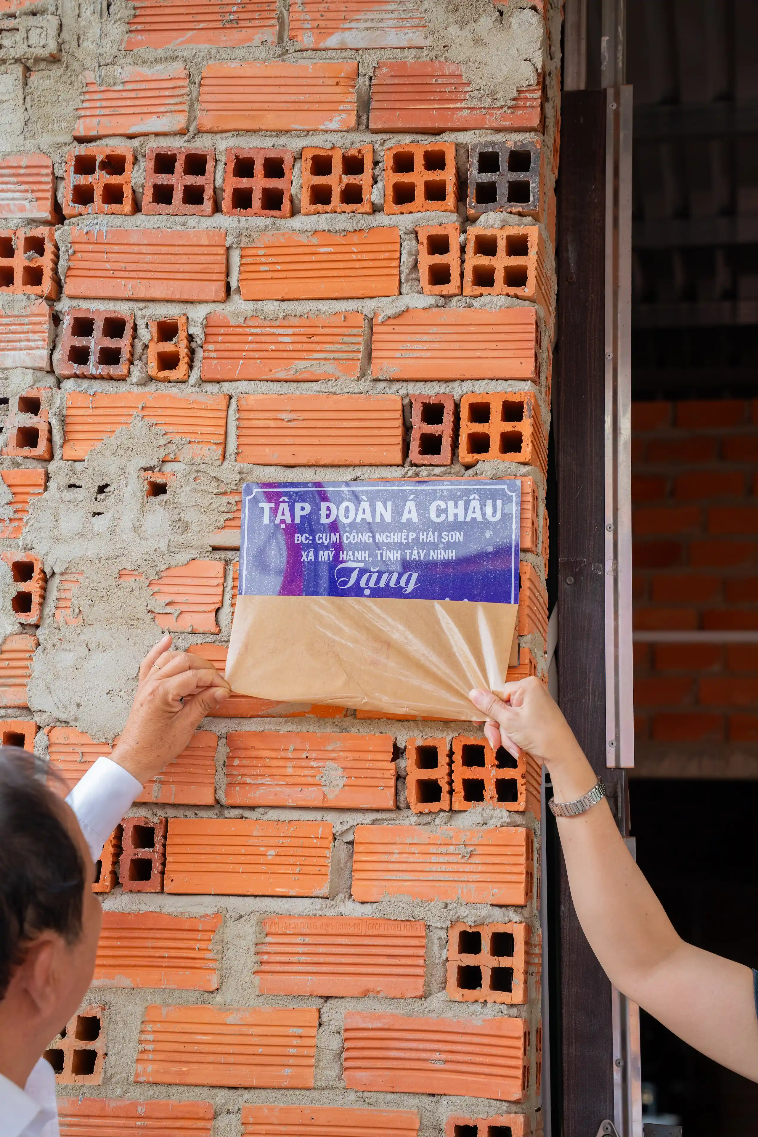 TẬP ĐOÀN QUỐC TẾ Á CHÂU BÀN GIAO 02 CĂN NHÀ TÌNH THƯƠNG, LAN TỎA GIÁ TRỊ NHÂN VĂN VÌ CỘNG ĐỒNG