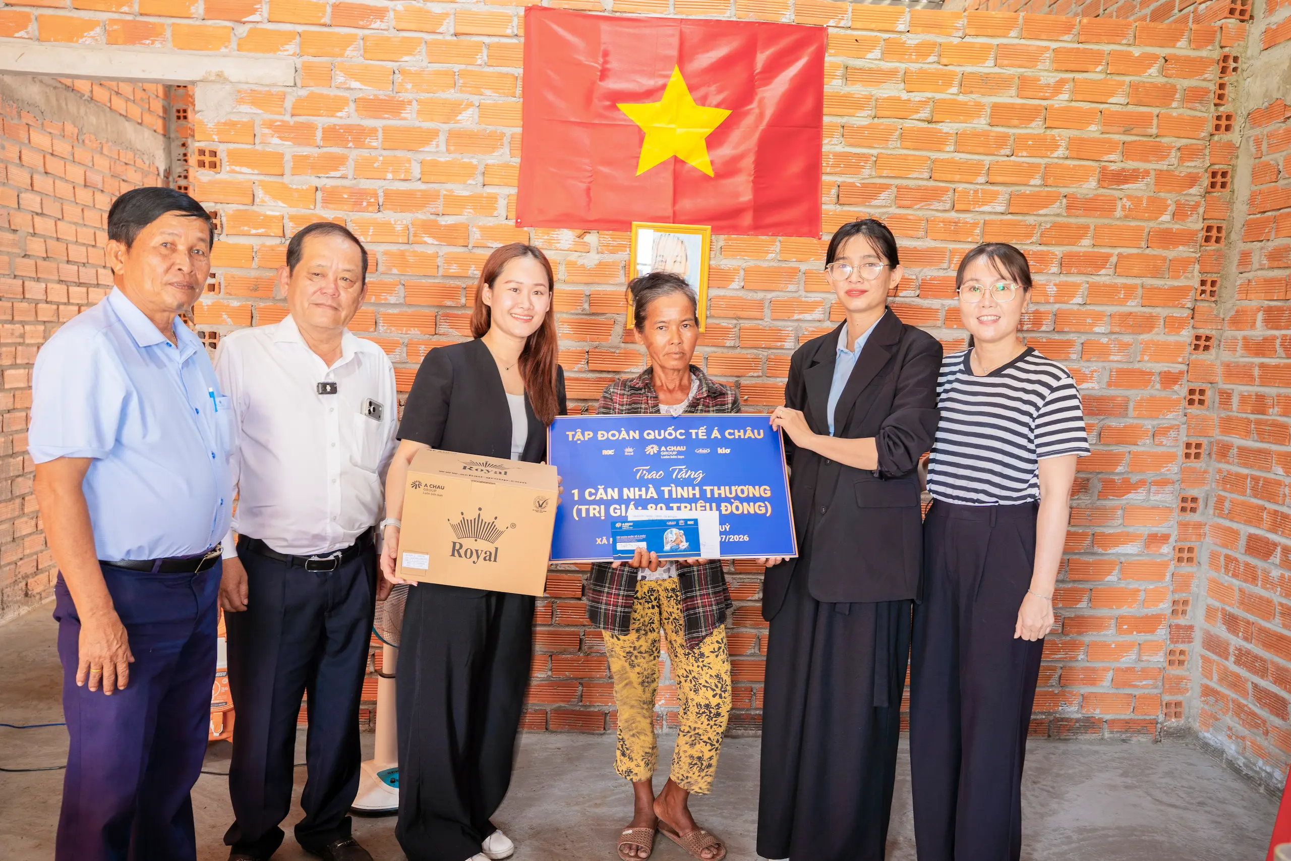 TẬP ĐOÀN QUỐC TẾ Á CHÂU BÀN GIAO 02 CĂN NHÀ TÌNH THƯƠNG, LAN TỎA GIÁ TRỊ NHÂN VĂN VÌ CỘNG ĐỒNG