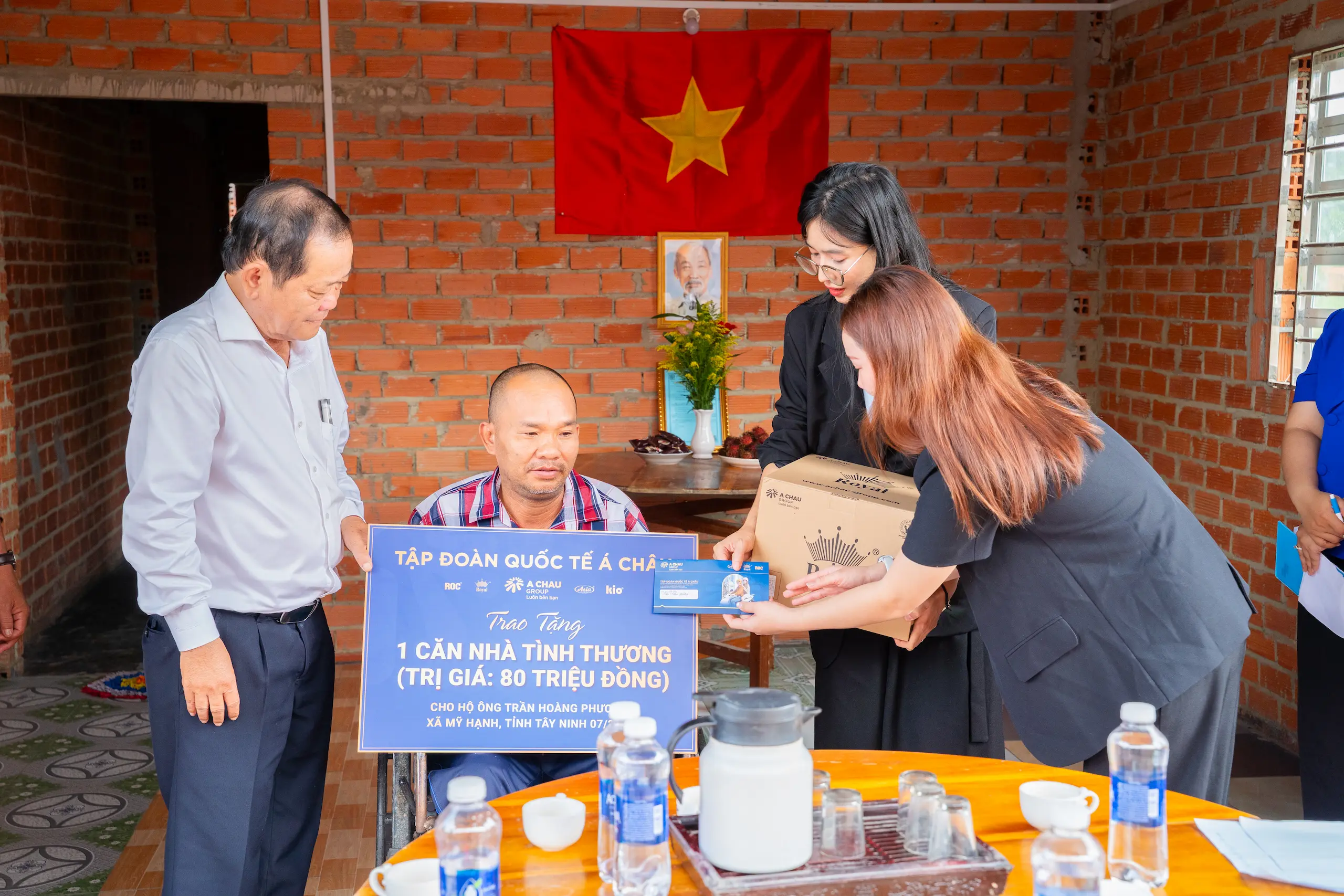 TẬP ĐOÀN QUỐC TẾ Á CHÂU BÀN GIAO 02 CĂN NHÀ TÌNH THƯƠNG, LAN TỎA GIÁ TRỊ NHÂN VĂN VÌ CỘNG ĐỒNG