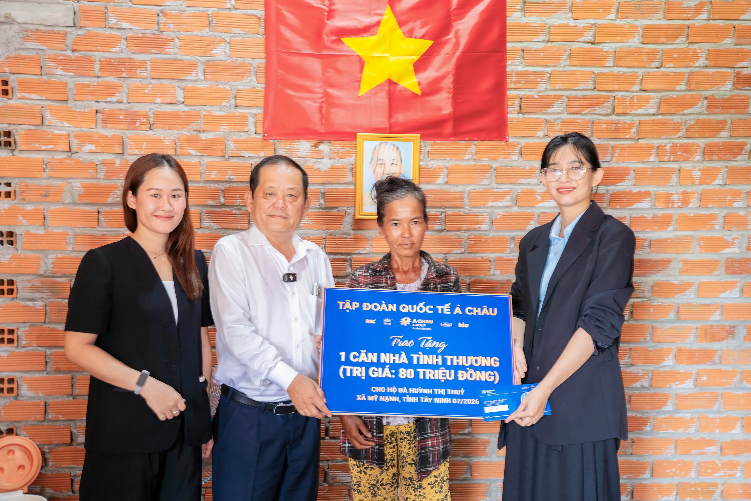 TẬP ĐOÀN QUỐC TẾ Á CHÂU BÀN GIAO 02 CĂN NHÀ TÌNH THƯƠNG, LAN TỎA GIÁ TRỊ NHÂN VĂN VÌ CỘNG ĐỒNG