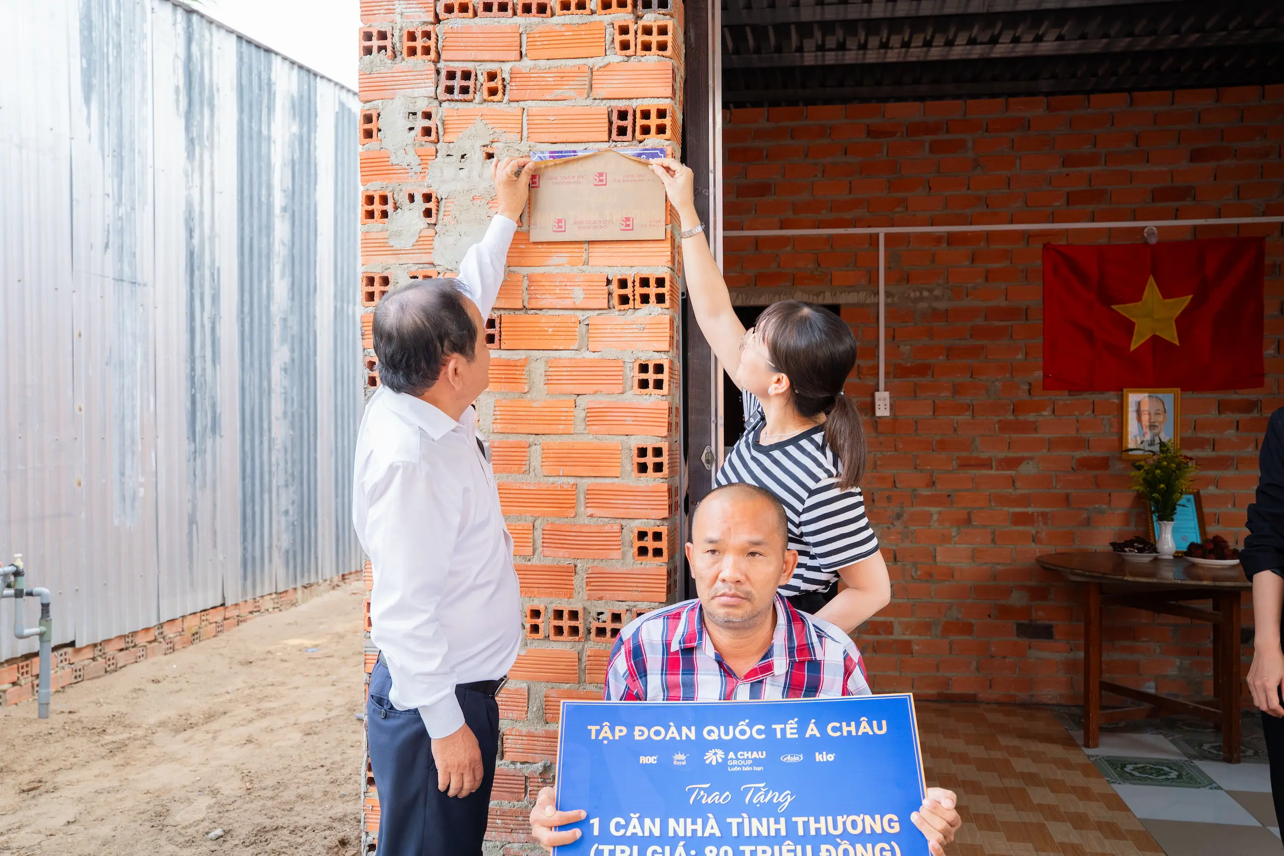 TẬP ĐOÀN QUỐC TẾ Á CHÂU BÀN GIAO 02 CĂN NHÀ TÌNH THƯƠNG, LAN TỎA GIÁ TRỊ NHÂN VĂN VÌ CỘNG ĐỒNG