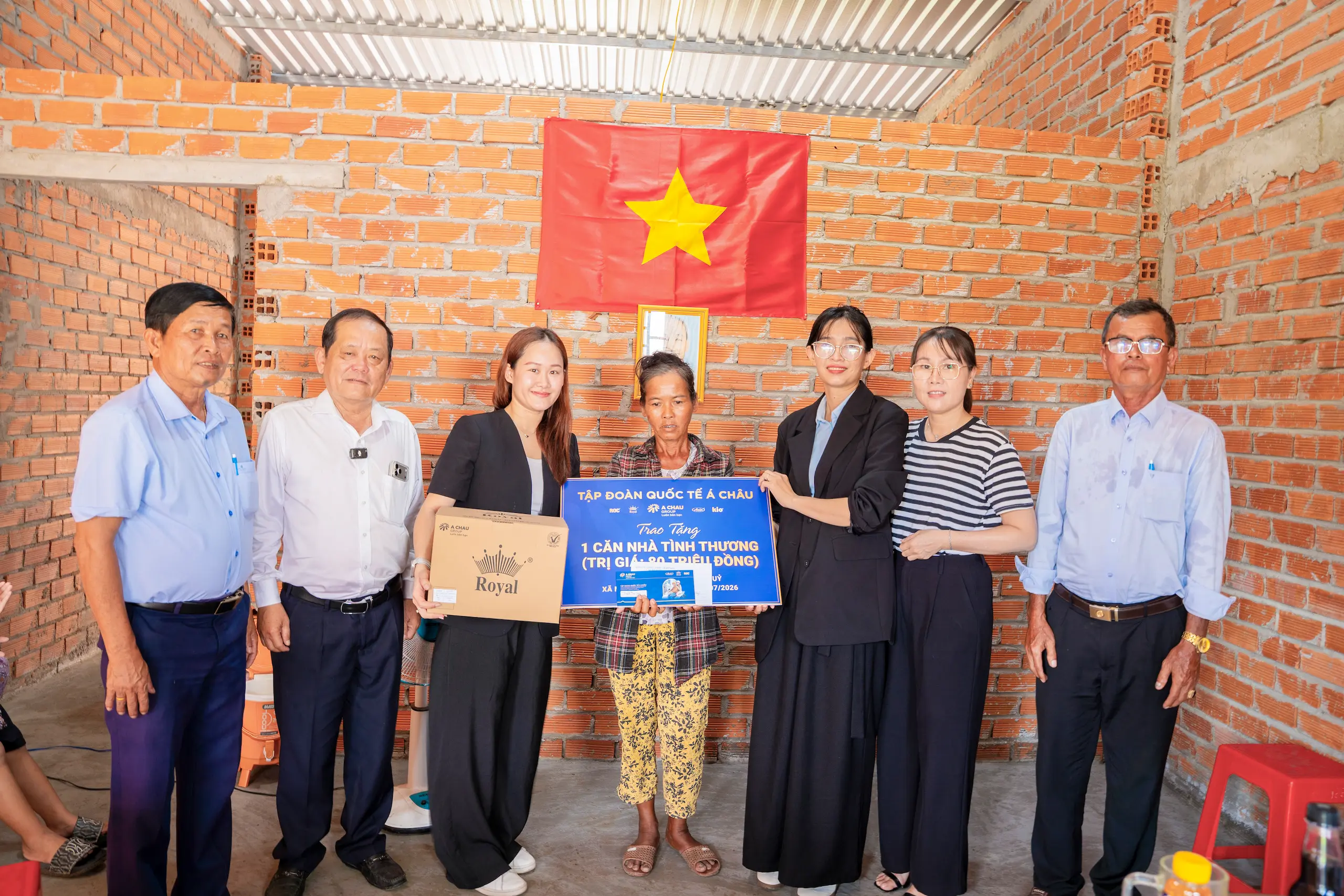TẬP ĐOÀN QUỐC TẾ Á CHÂU BÀN GIAO 02 CĂN NHÀ TÌNH THƯƠNG, LAN TỎA GIÁ TRỊ NHÂN VĂN VÌ CỘNG ĐỒNG