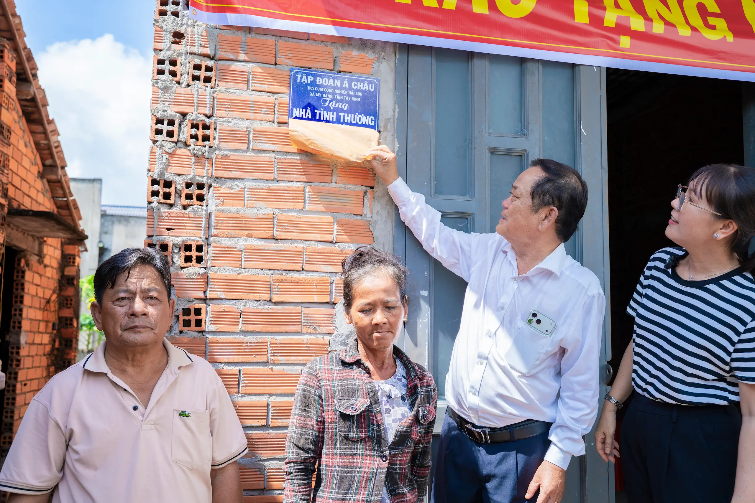 TẬP ĐOÀN QUỐC TẾ Á CHÂU BÀN GIAO 02 CĂN NHÀ TÌNH THƯƠNG, LAN TỎA GIÁ TRỊ NHÂN VĂN VÌ CỘNG ĐỒNG