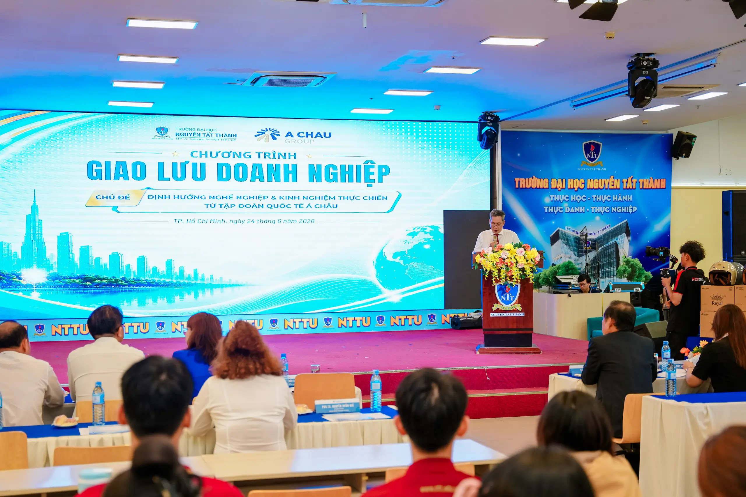 Á CHÂU GROUP GIAO LƯU DOANH NGHIỆP CÙNG SINH VIÊN ĐẠI HỌC NGUYỄN TẤT THÀNH: LAN TỎA KIẾN THỨC THỰC TIỄN – MỞ RỘNG CƠ HỘI NGHỀ NGHIỆP