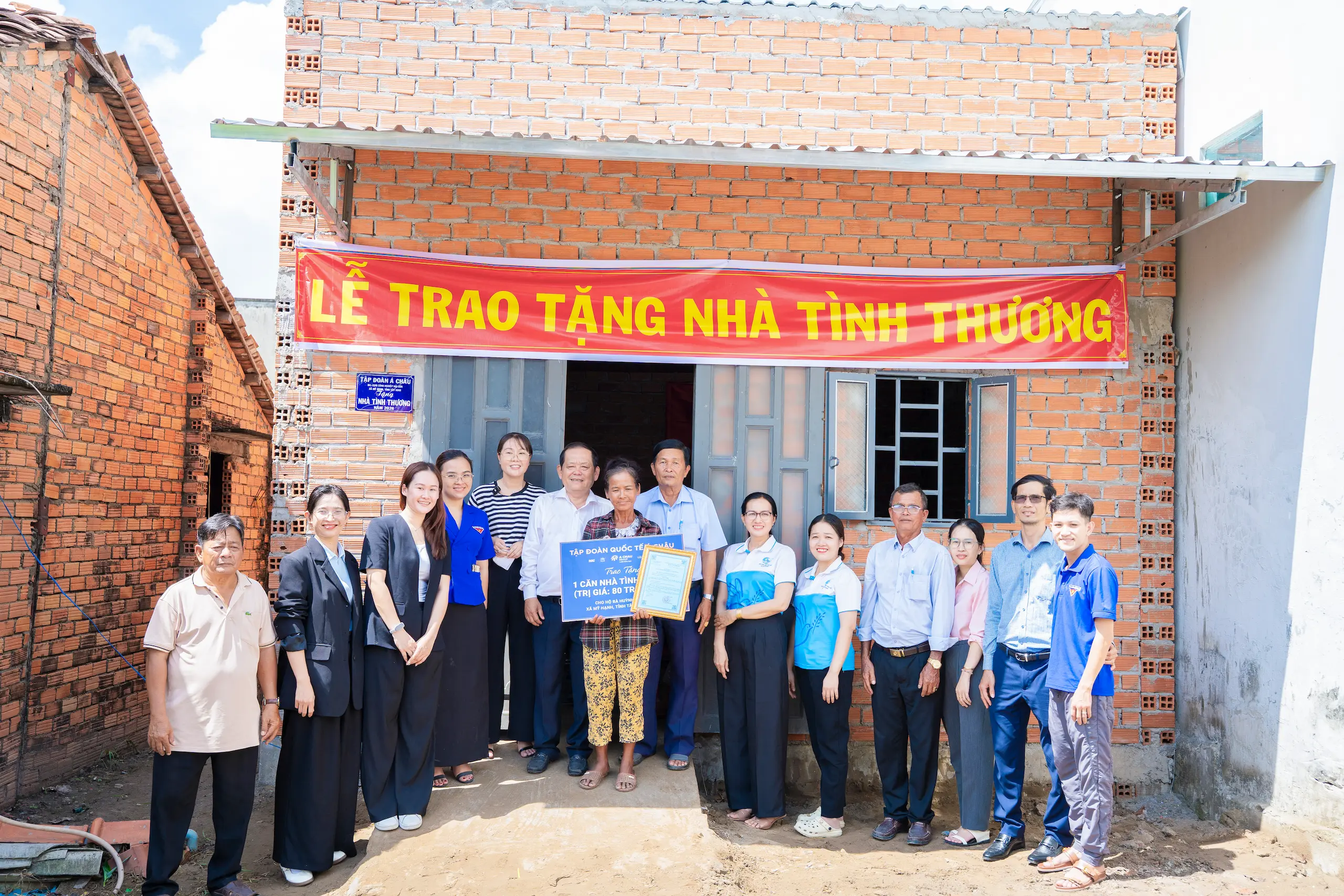 Trao tặng nhà tình thương cho hộ bà Huỳnh Thị Thủy ấp Bình Thủy 2 xã Mỹ Hạnh tỉnh Tây Ninh