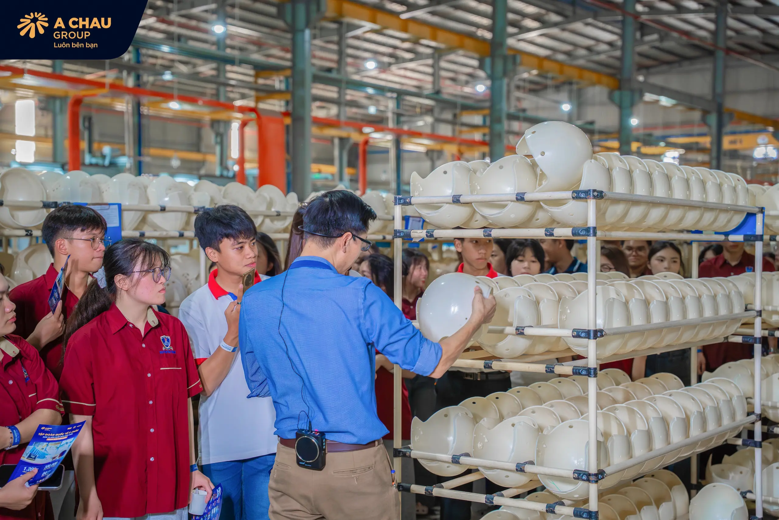 Sinh viên được chứng kiến dây chuyền sản xuất mũ bảo hiểm hiện đại