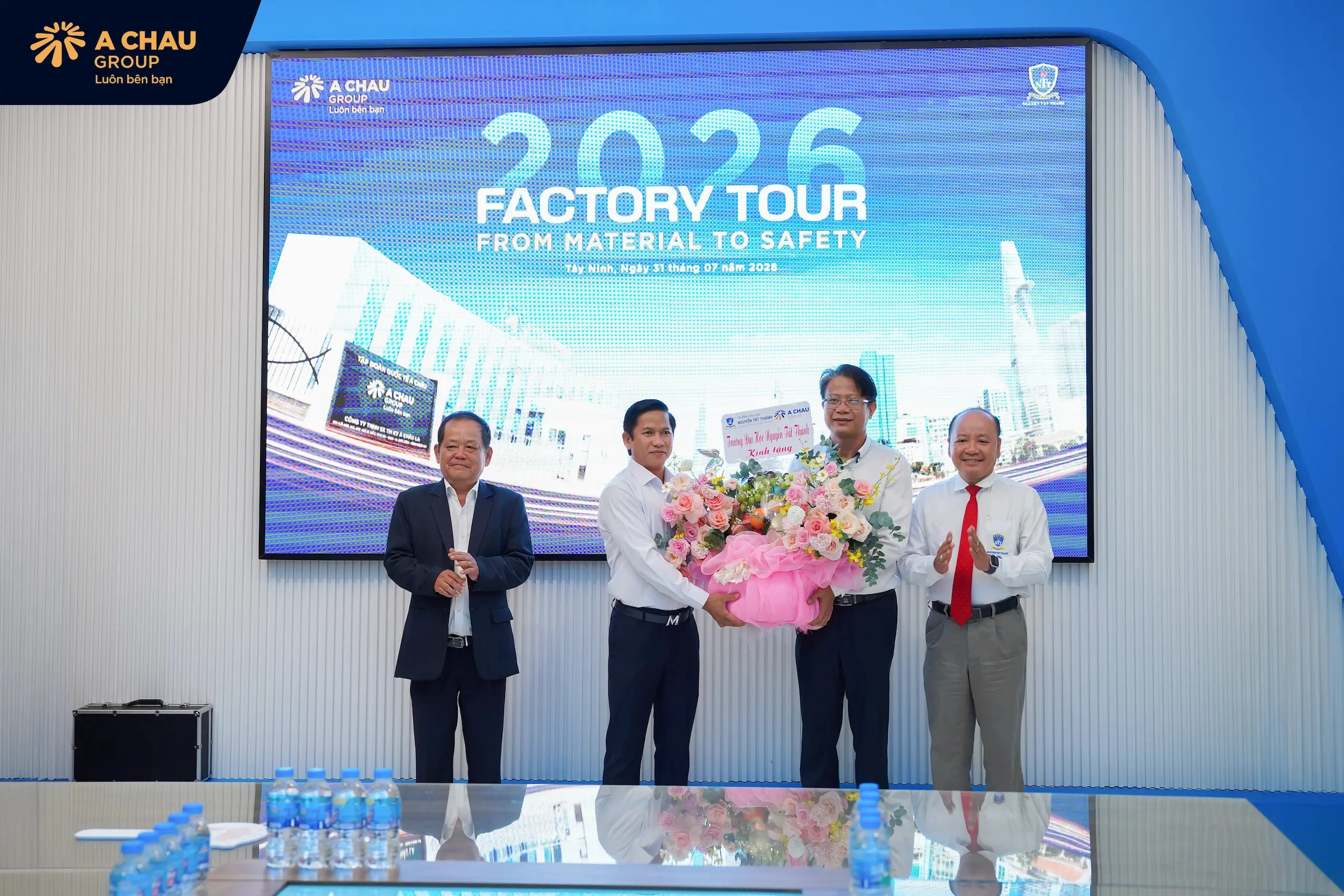 Đại diện ban lãnh đạo Tạp đoàn quốc tế Á Châu trao quà lưu niệm thể hiện tinh thần gắn kết và hợp tác phát triển