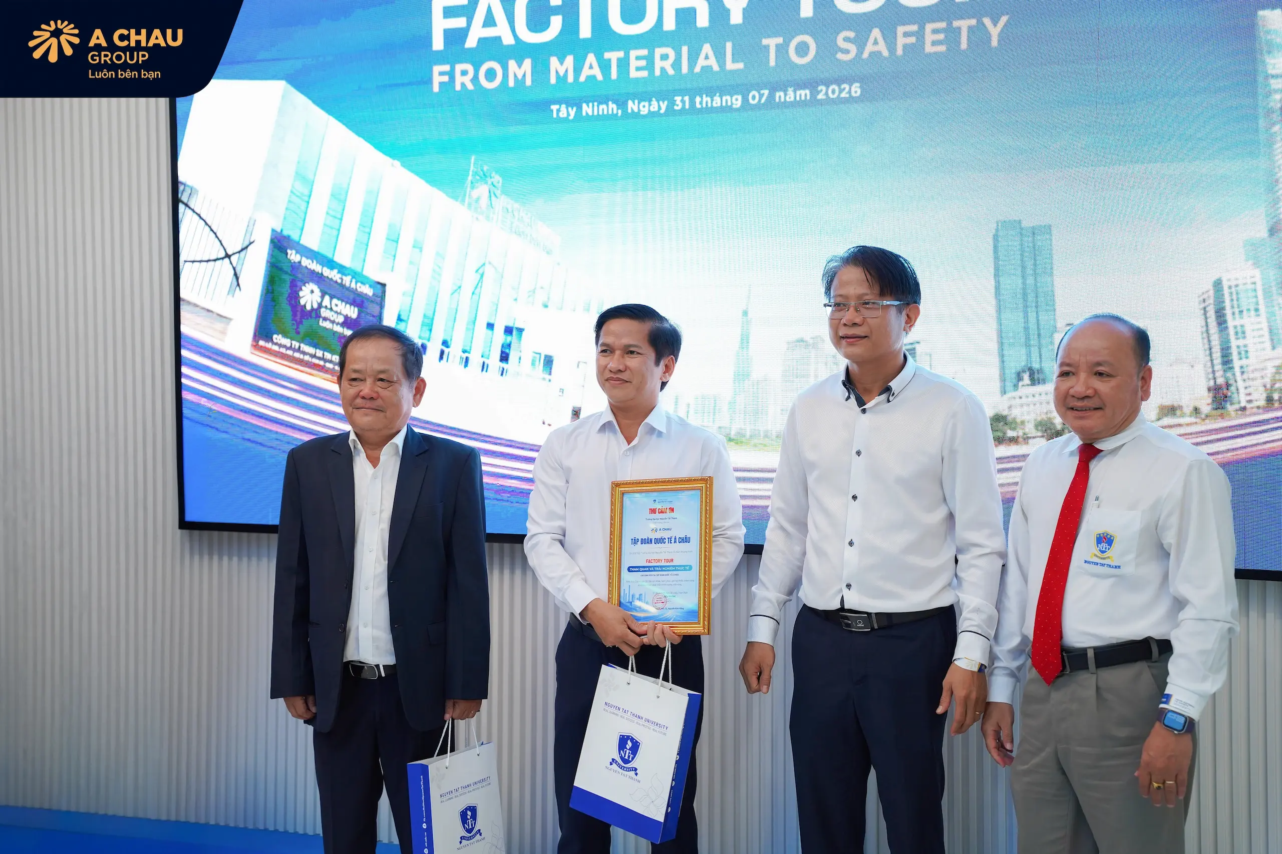 Đại diện ban lãnh đạo Tạp đoàn quốc tế Á Châu trao quà lưu niệm thể hiện tinh thần gắn kết và hợp tác phát triển