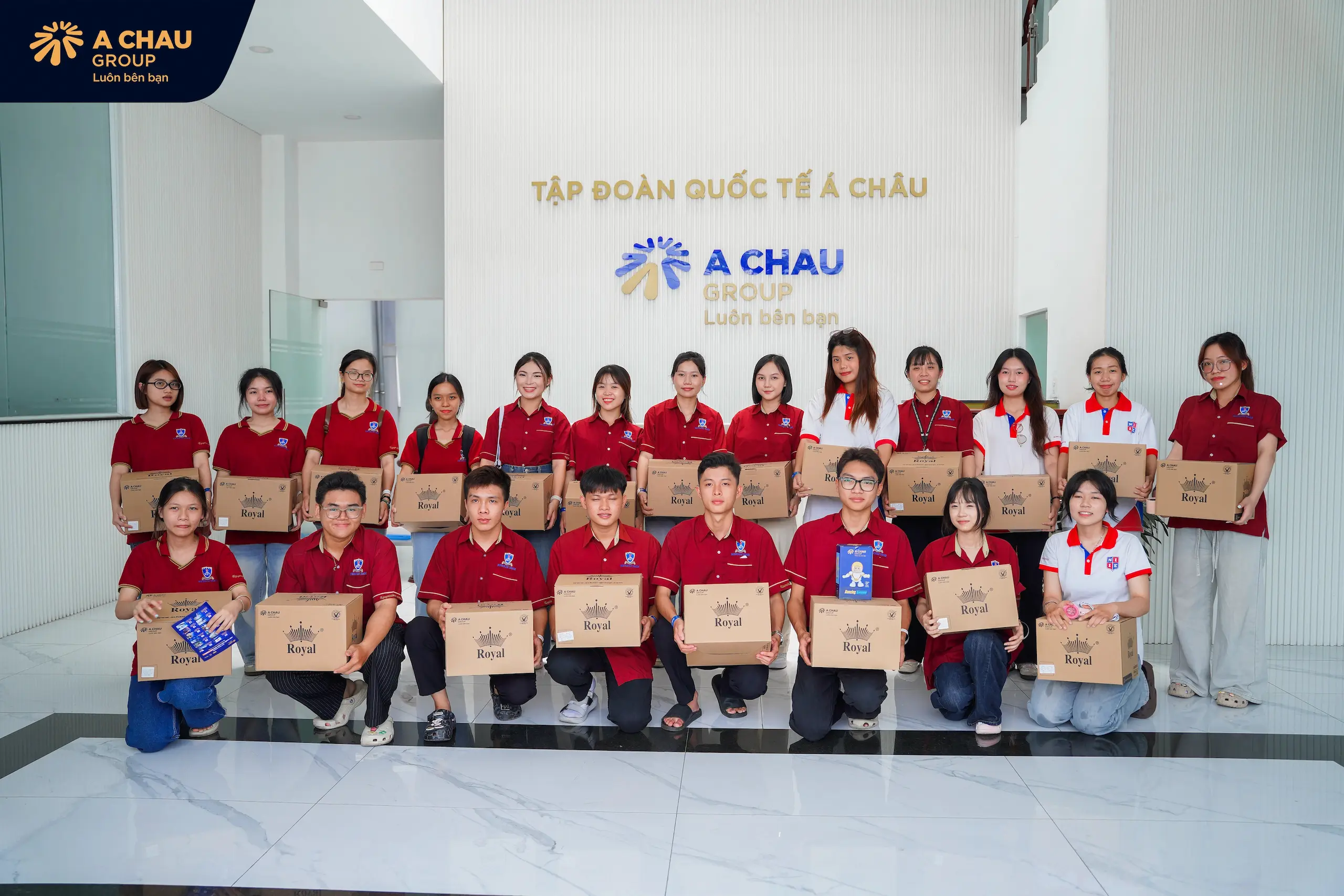 Mỗi bạn sinh viên đều được nhận một món quà ý nghĩa từ Tập Đoàn