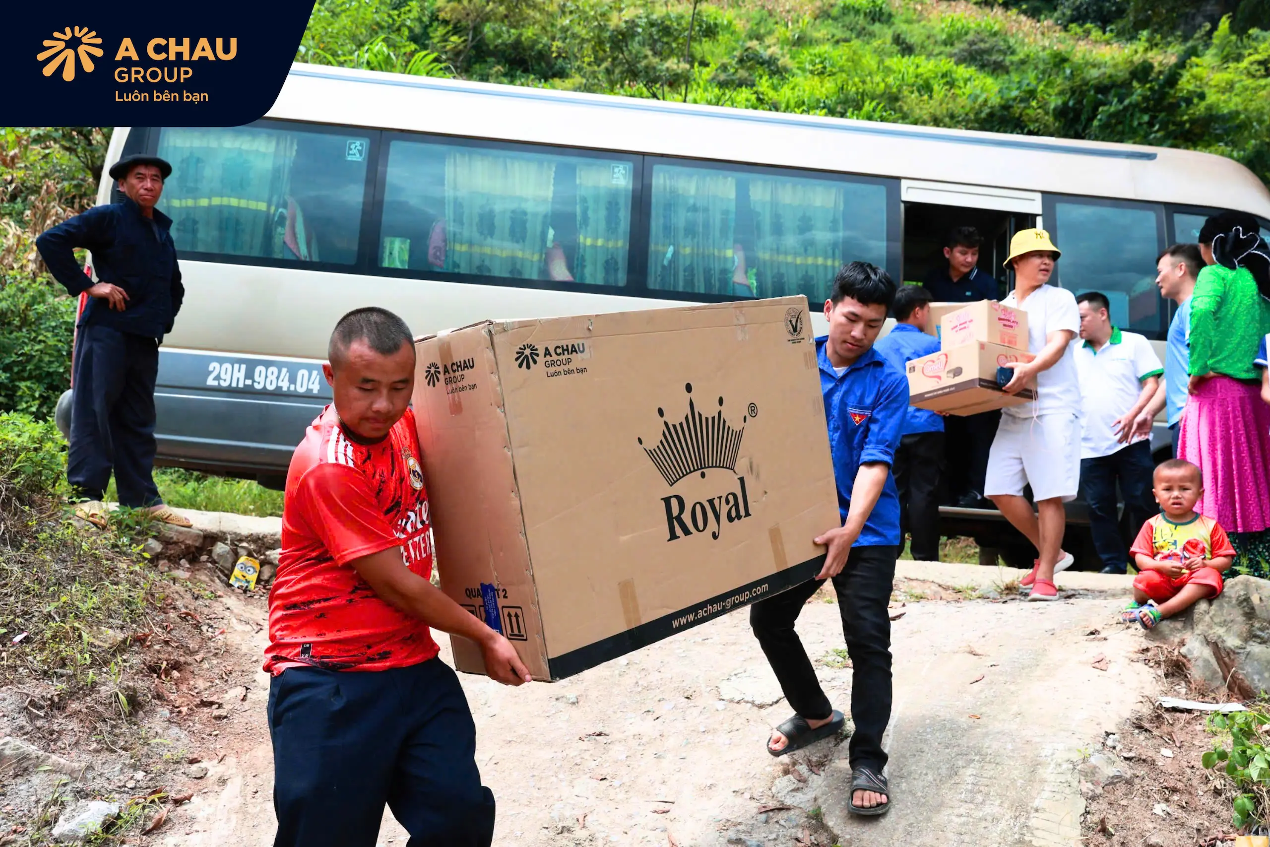 Một số hình ảnh khác tại sự kiện trao tặng 100 mũ bảo hiểm Royal M139