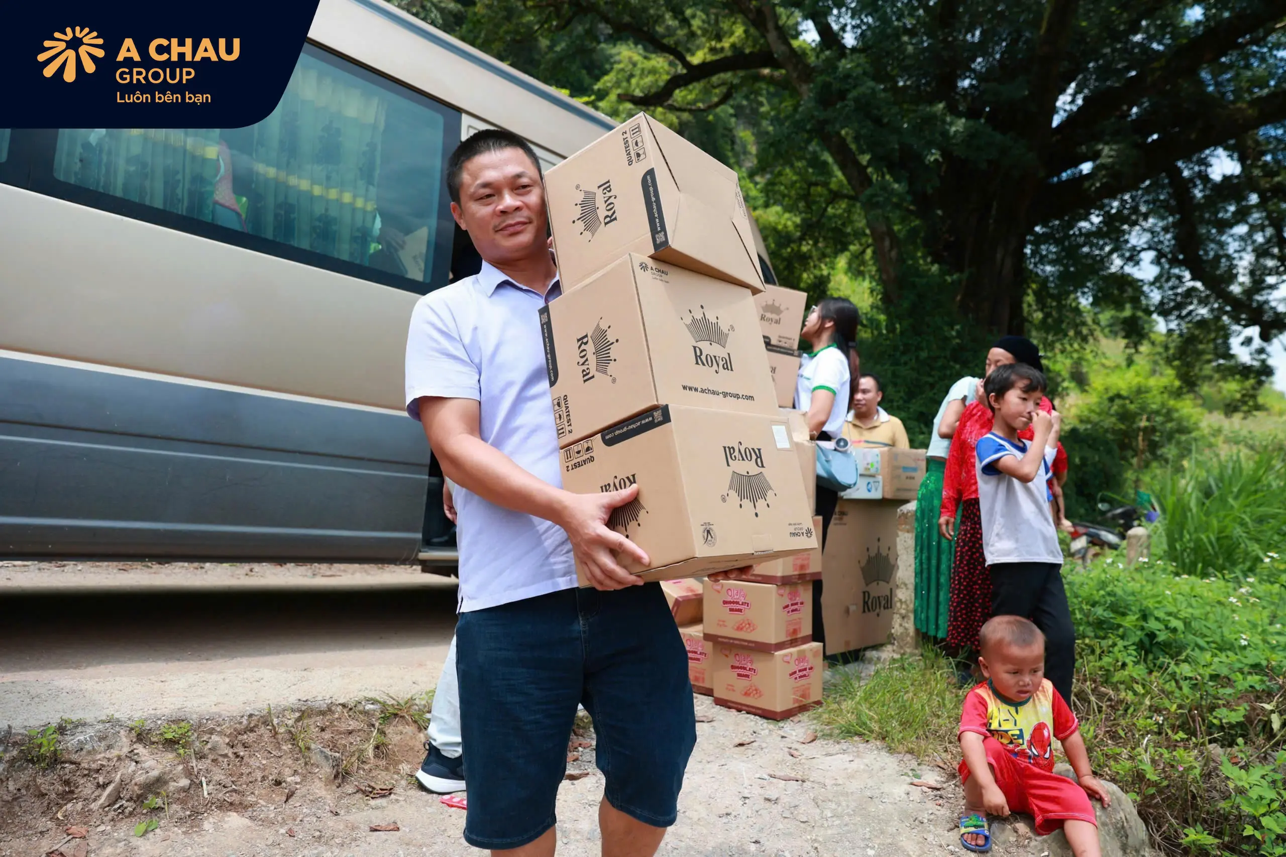 Một số hình ảnh khác tại sự kiện trao tặng 100 mũ bảo hiểm Royal M139