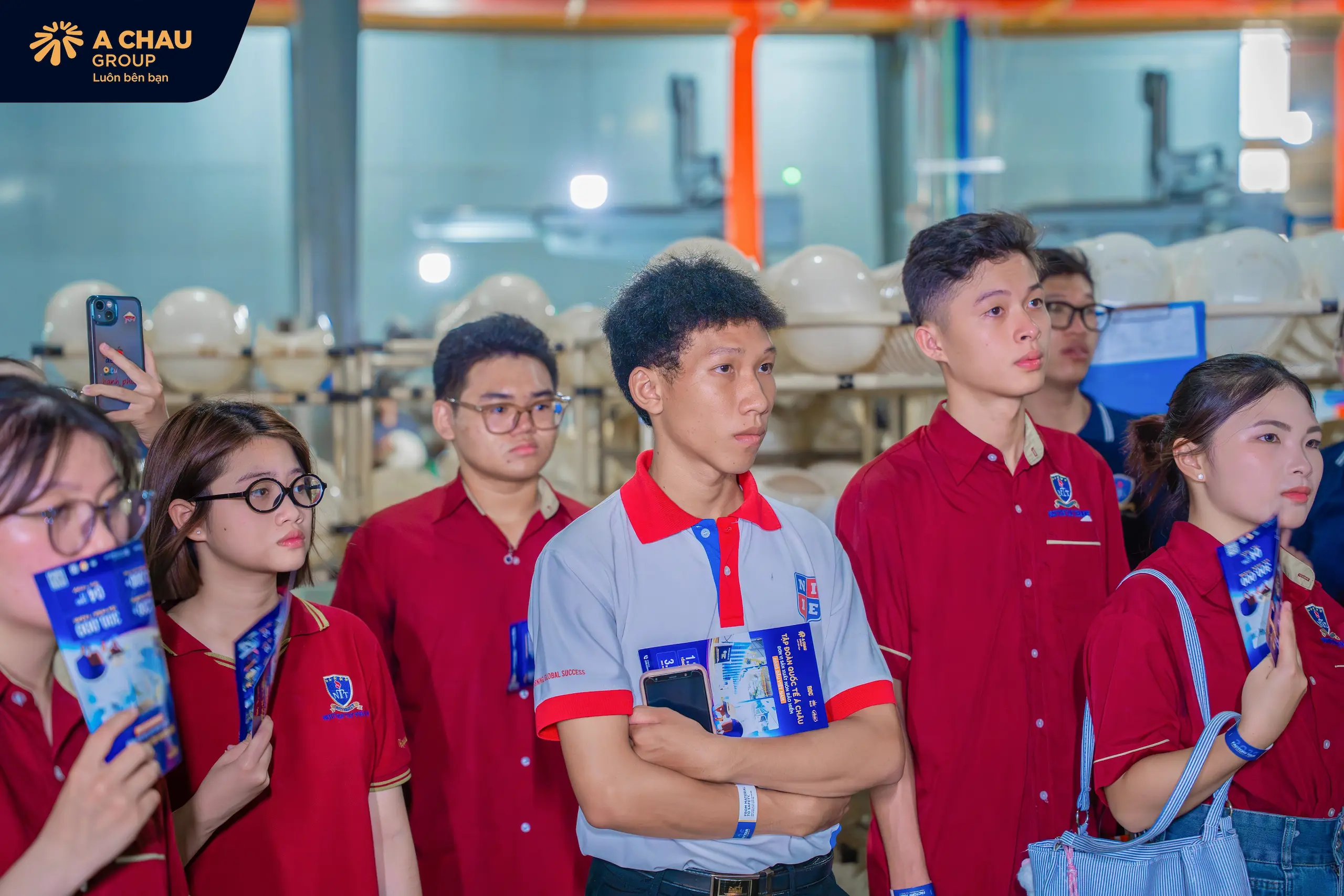Sinh viên chăm chú quan sát quá trình sản xuất nón bảo hiểm