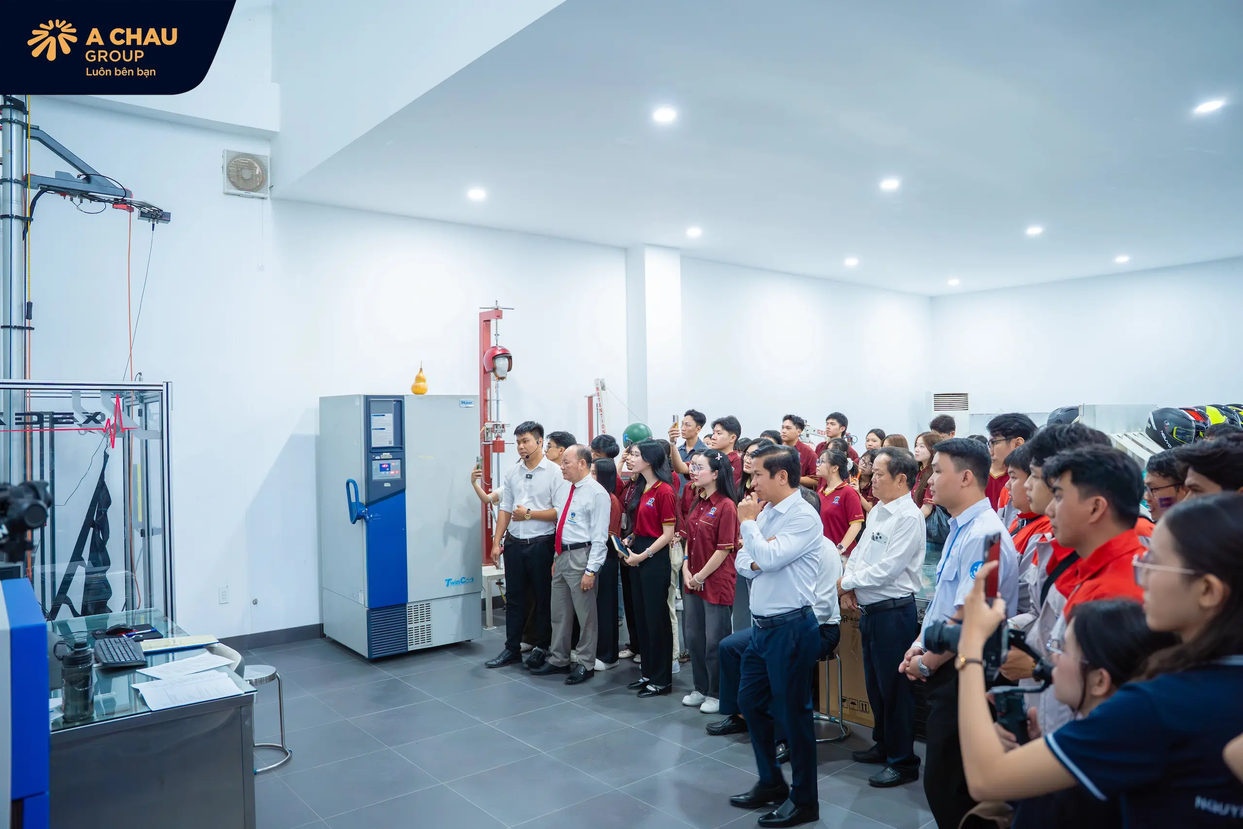 Sinh viên chăm chú xem trực tiếp quá trình test nón