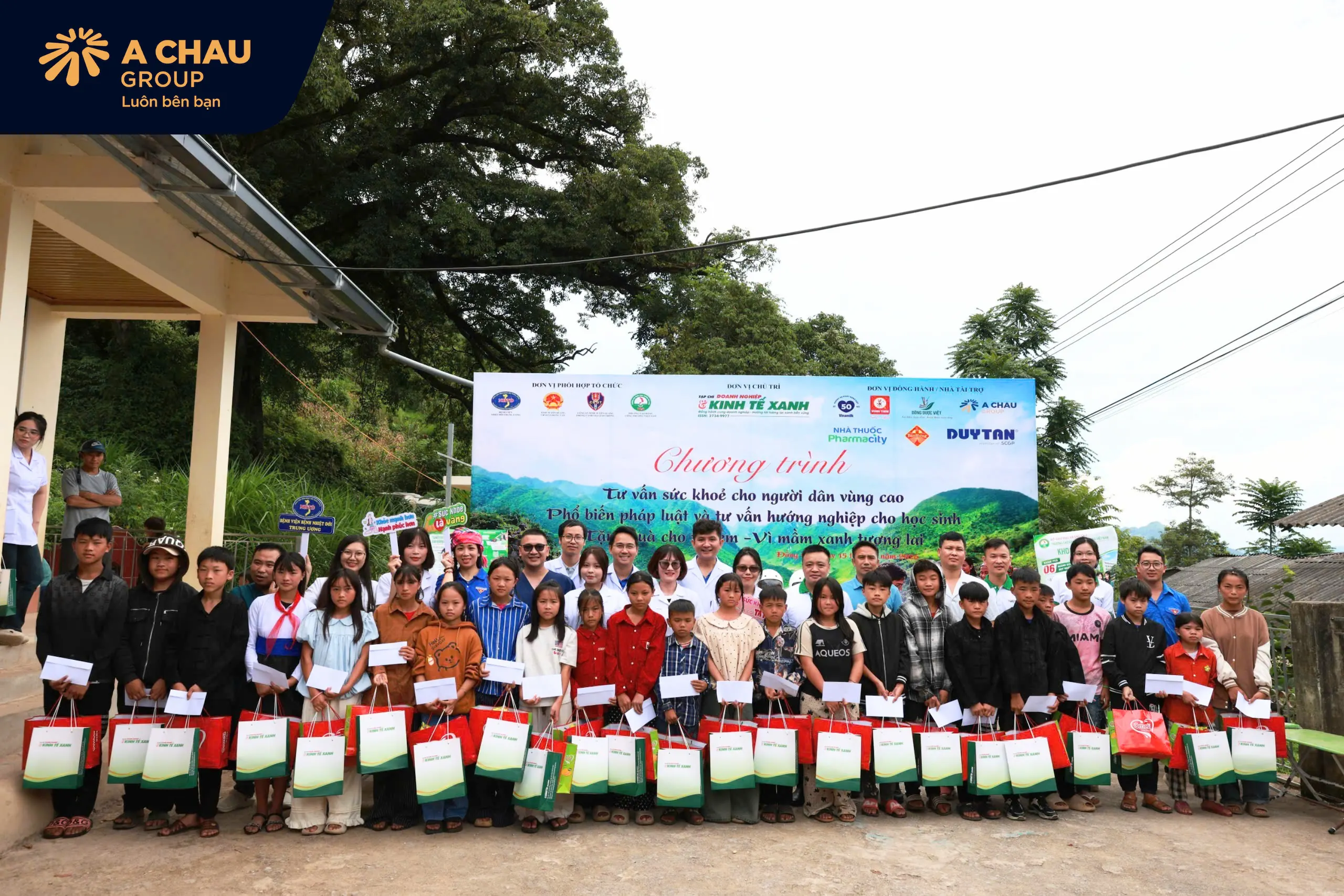 Đoàn công tác và các đơn vị đồng hành vượt đường xa đến thôn Má Pắng, mang theo những phần quà và nguồn lực thiết thực dành tặng người dân vùng cao.