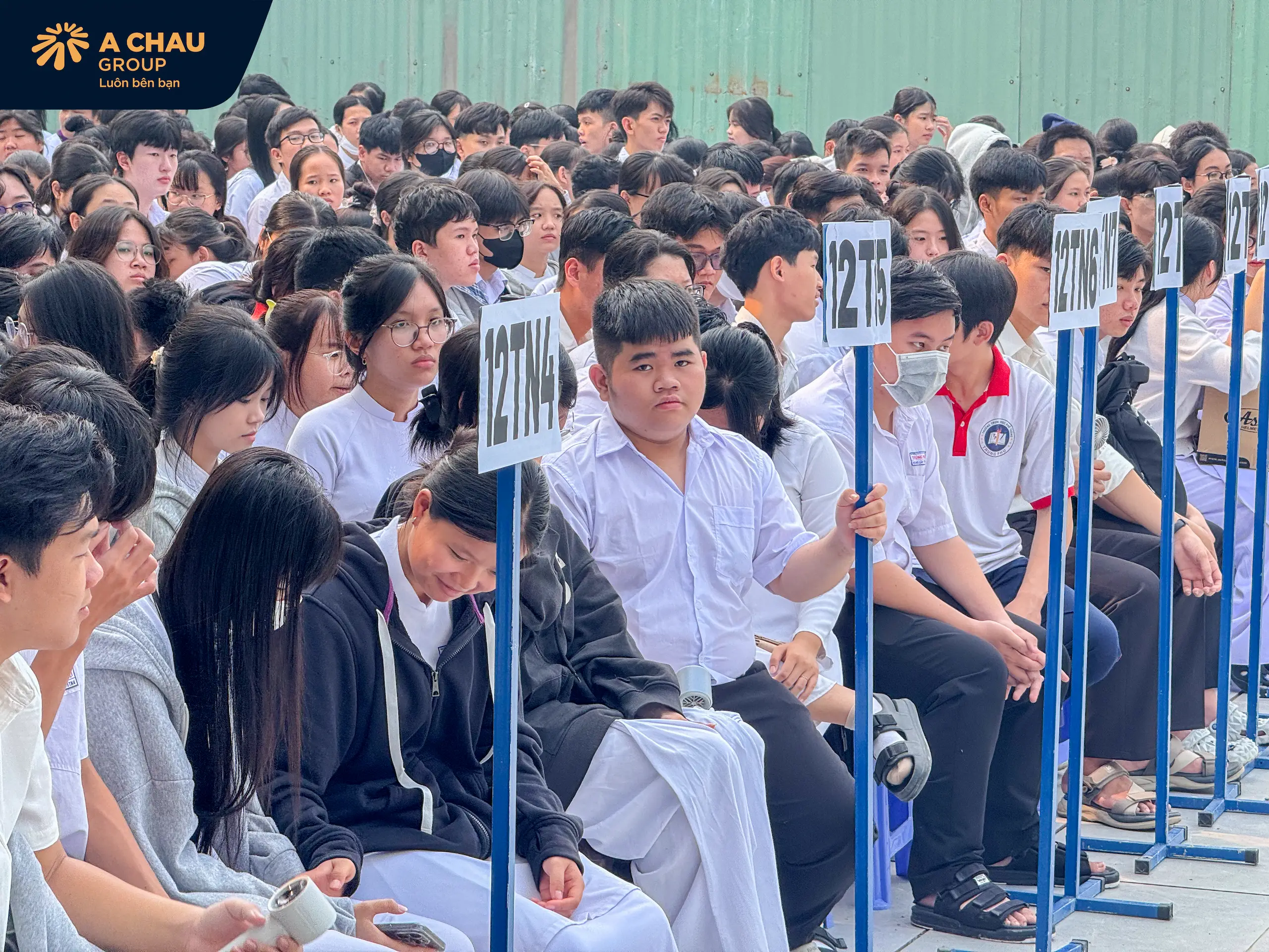 Á Châu Group trao tặng 50 mũ bảo hiểm trong chương trình tuyên truyền an toàn giao thông tại THPT Trung Phú 