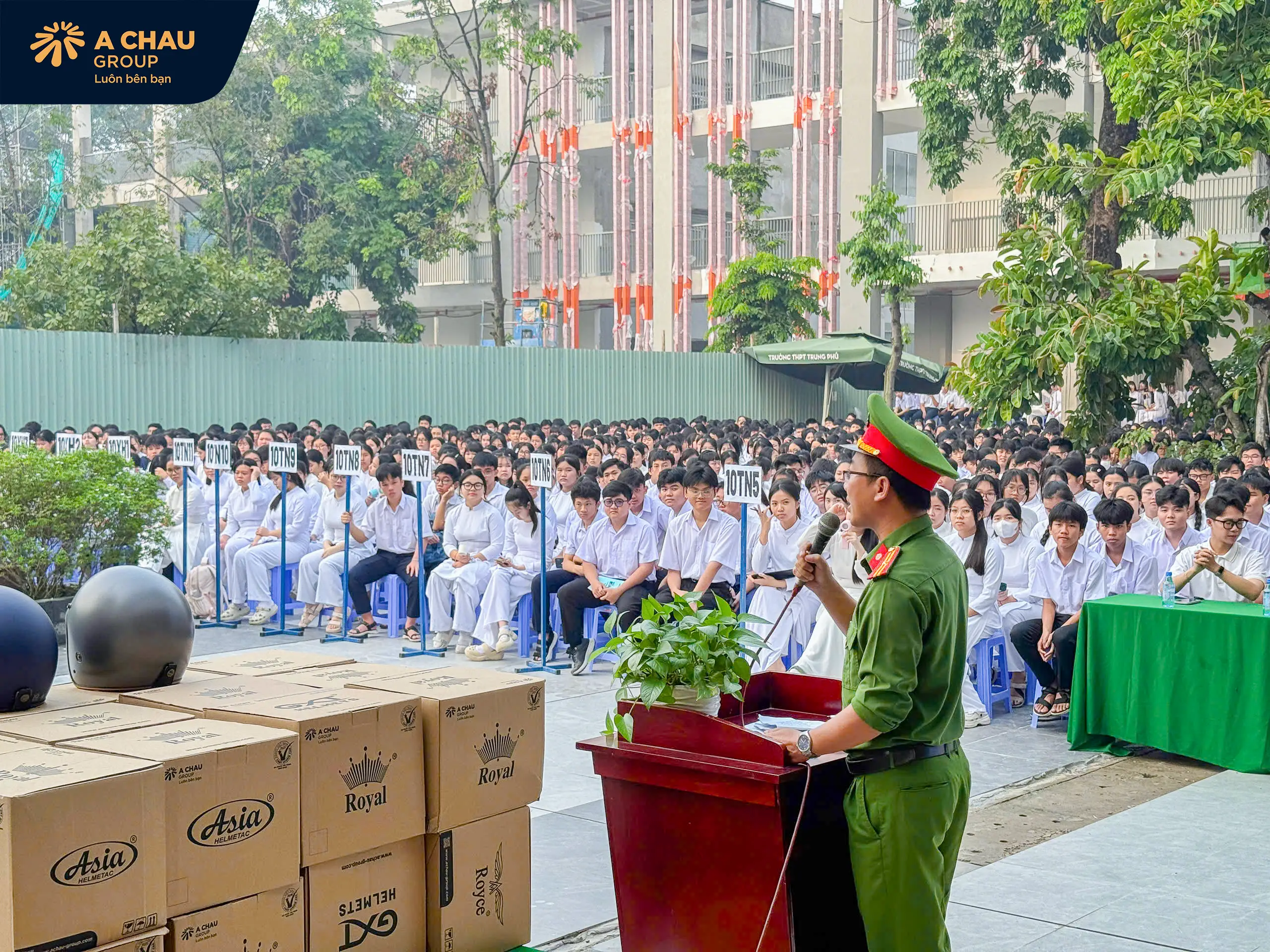 Á Châu Group trao tặng 50 mũ bảo hiểm trong chương trình tuyên truyền an toàn giao thông tại THPT Trung Phú 