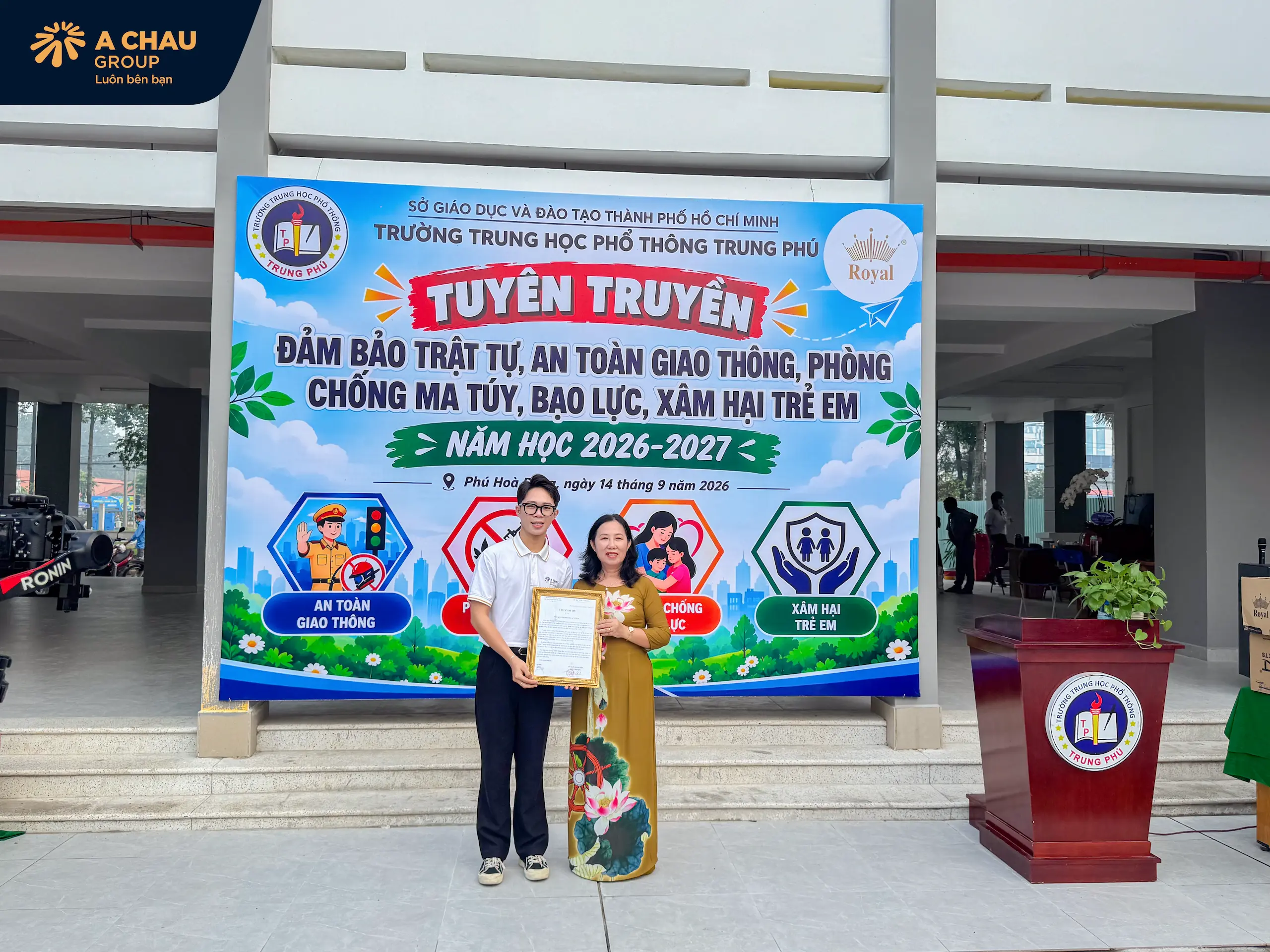 Á Châu Group trao tặng 50 mũ bảo hiểm trong chương trình tuyên truyền an toàn giao thông tại THPT Trung Phú 