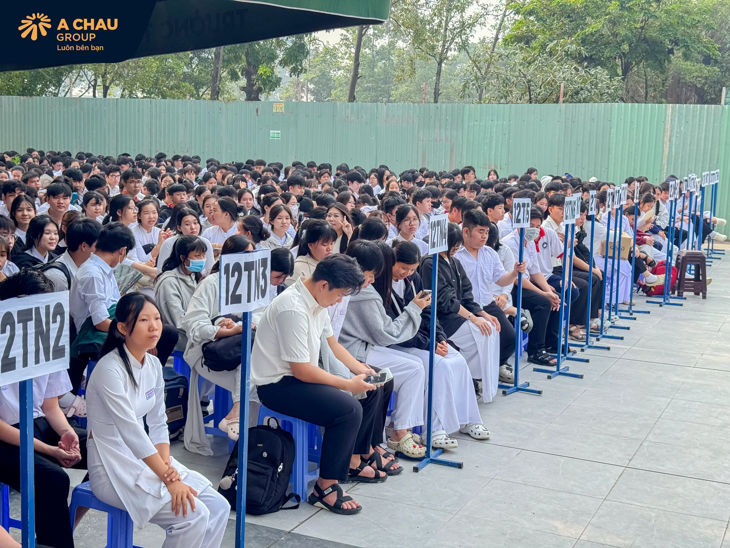 Á Châu Group trao tặng 50 mũ bảo hiểm trong chương trình tuyên truyền an toàn giao thông tại THPT Trung Phú 