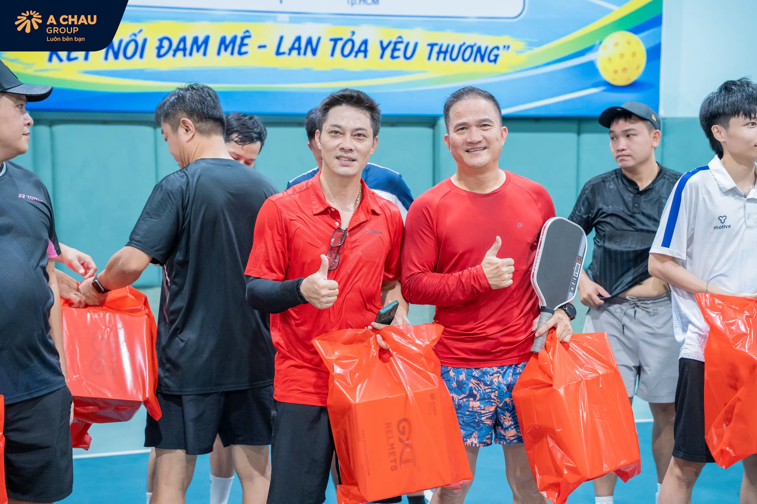 Á Châu Group trao tặng nón bảo hiểm cho các vận động viên