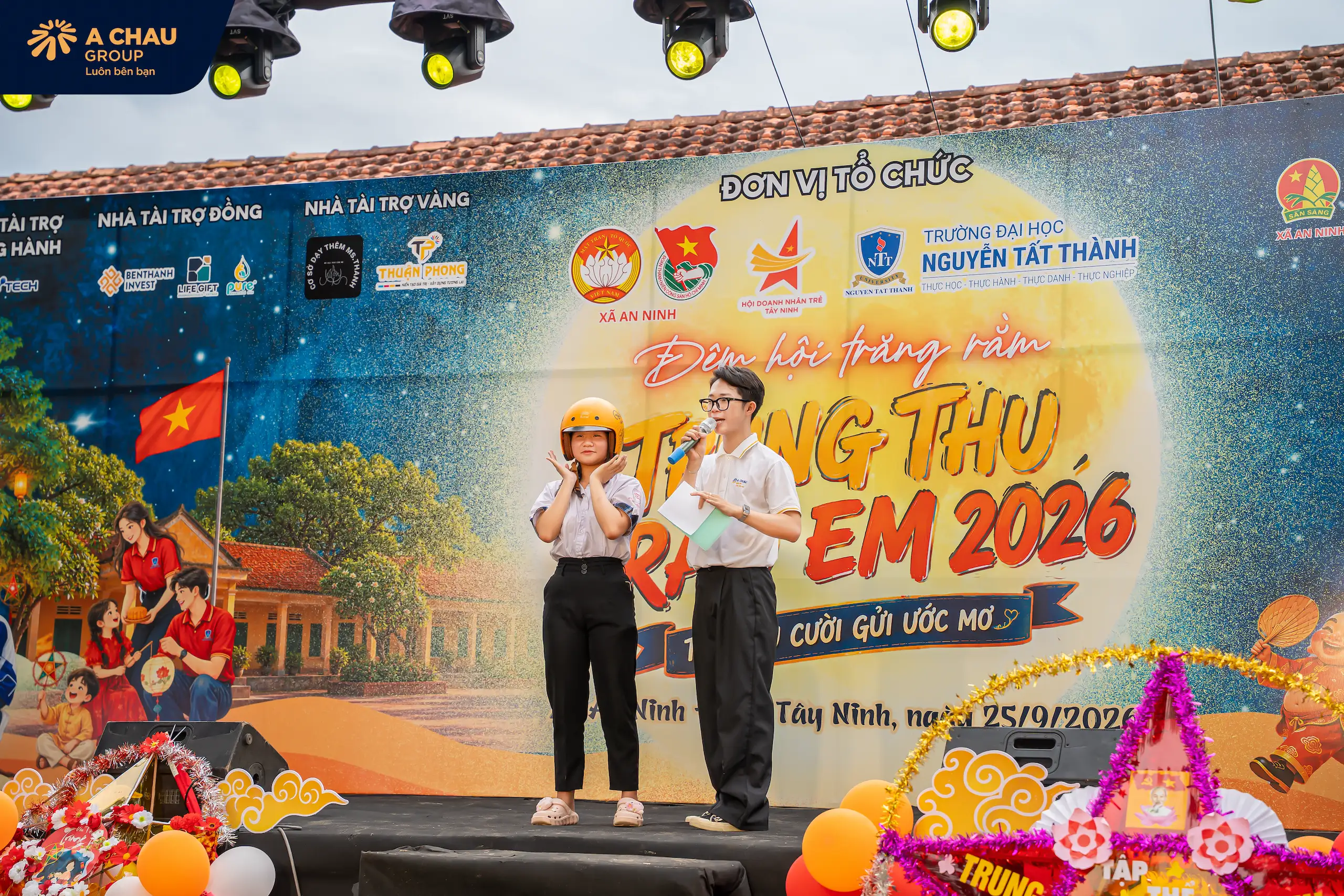 Đại diện Á Châu Group hướng dẫn cách đội mũ bảo hiểm đúng cách cho học sinh