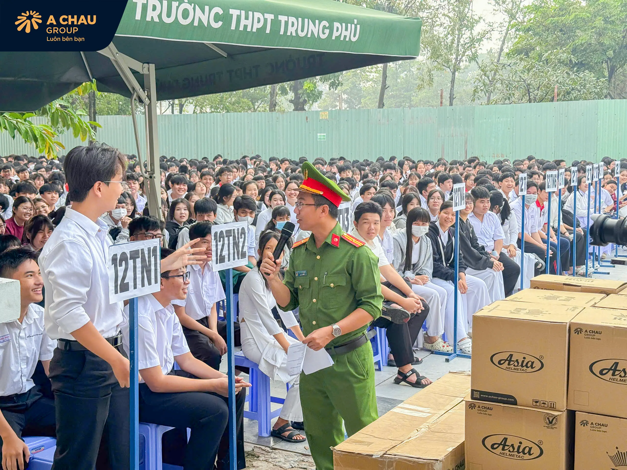 Đại diện cơ quan chức năng tuyên truyền an toàn giao thông cho các em học sinh