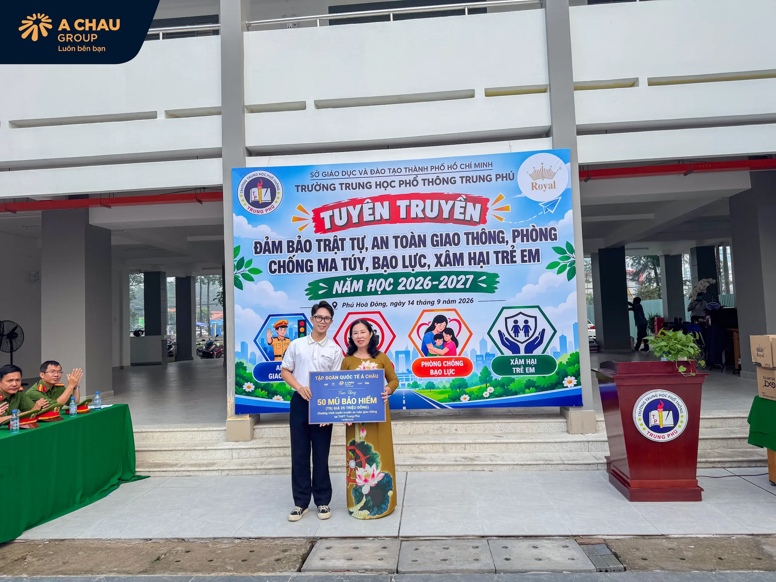Á Châu Group trao tặng 50 mũ bảo hiểm trị giá 25 triệu đồng