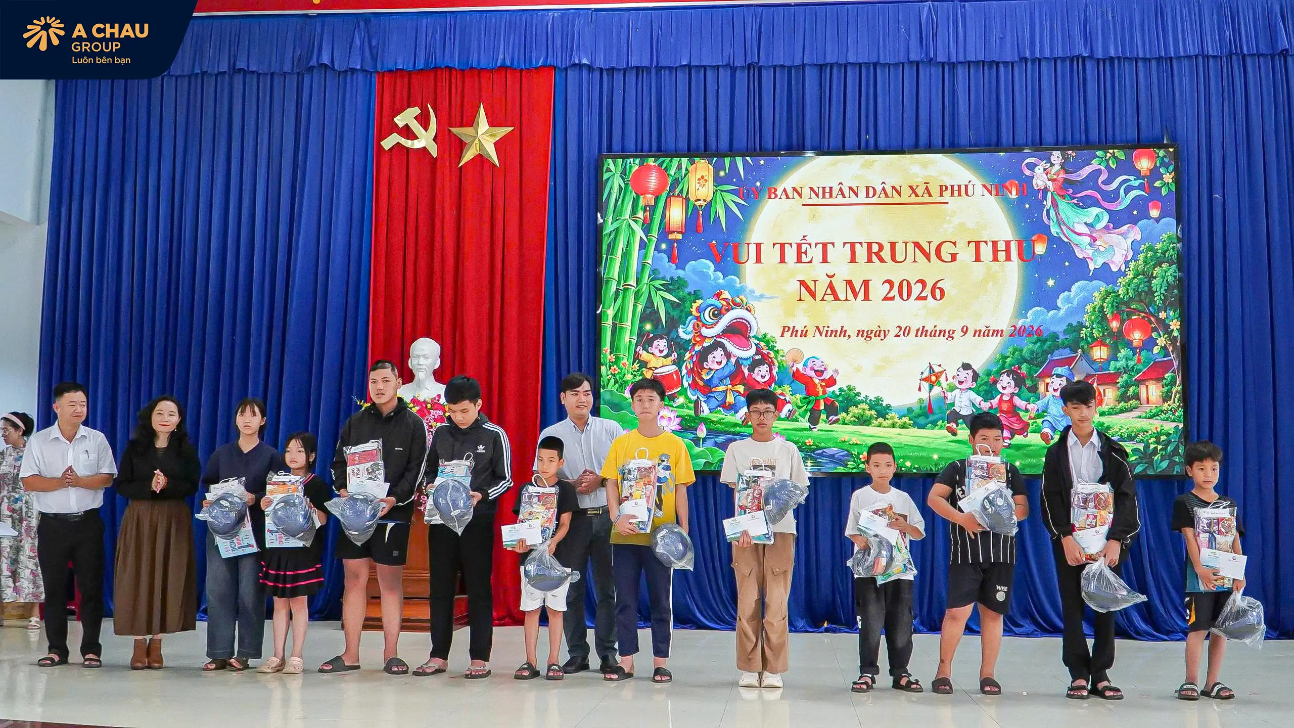 Tập đoàn quốc tế Á Châu trao tặng nón bảo hiểm gửi bình an cho mũ trung thu trọn vẹn