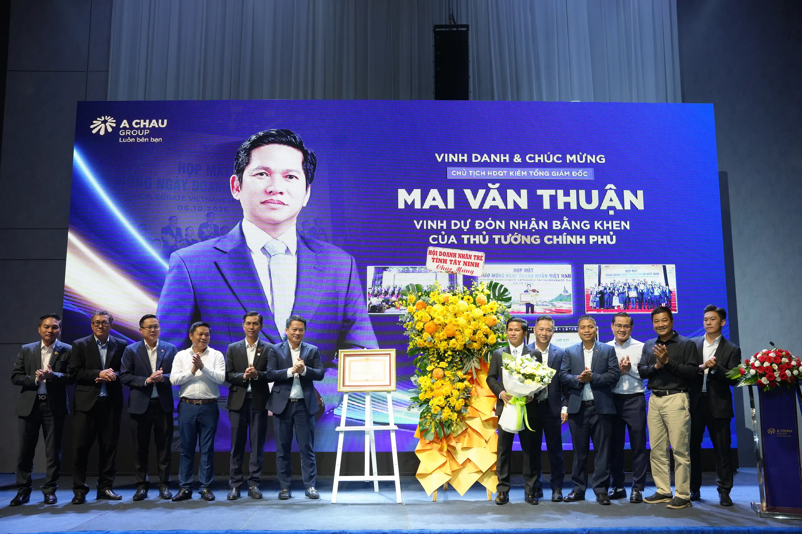 Chúc mừng tổng giám đốc Mai Văn Thuận vinh dự nhận bằng khen của Thủ tướng chính phủ.