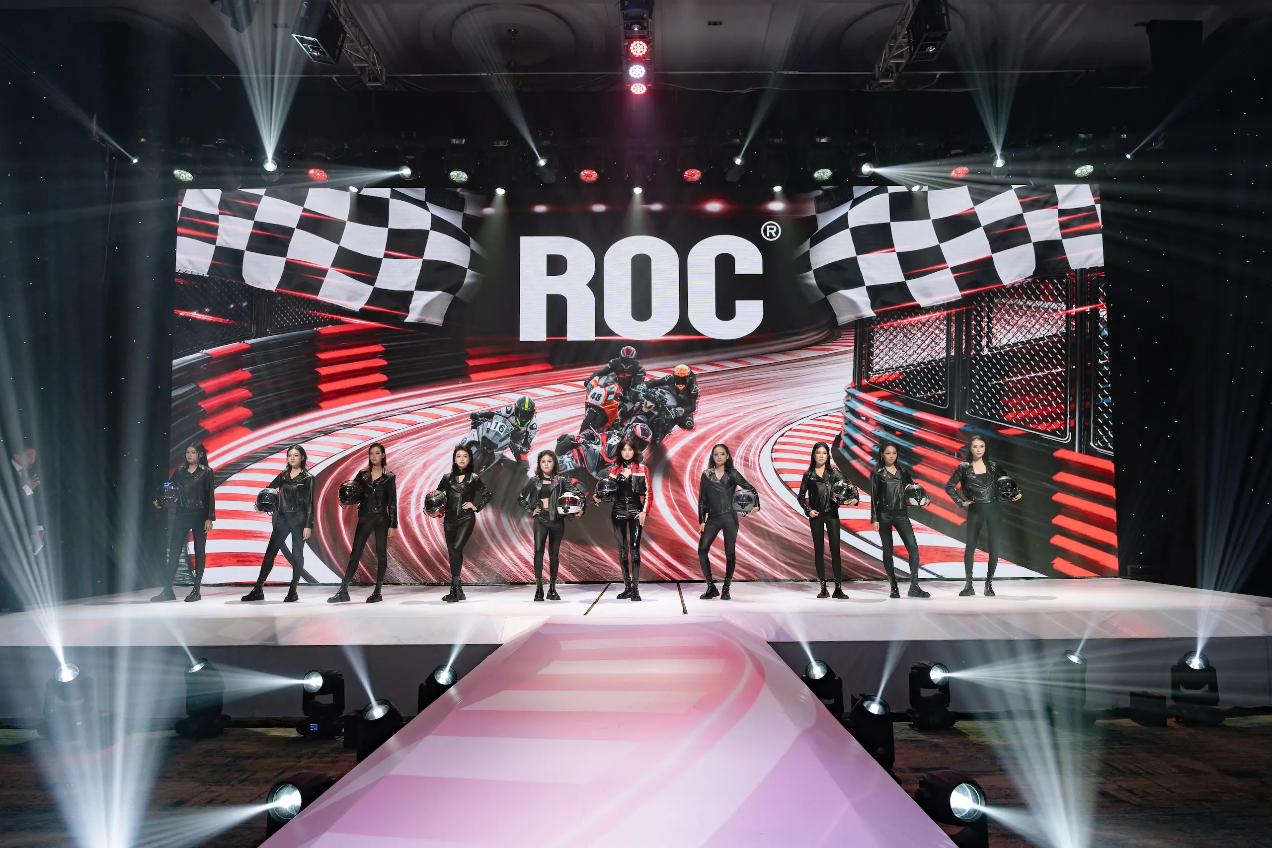 Á Châu Group ra mắt sản phẩm ROC với chủ đề “Race of Champions – Vị thế dẫn đầu” 4 Màn trình diễn 3D Mapping kết hợp cùng sự xuất hiện của dàn biker tạo điểm nhấn cho chương trình,